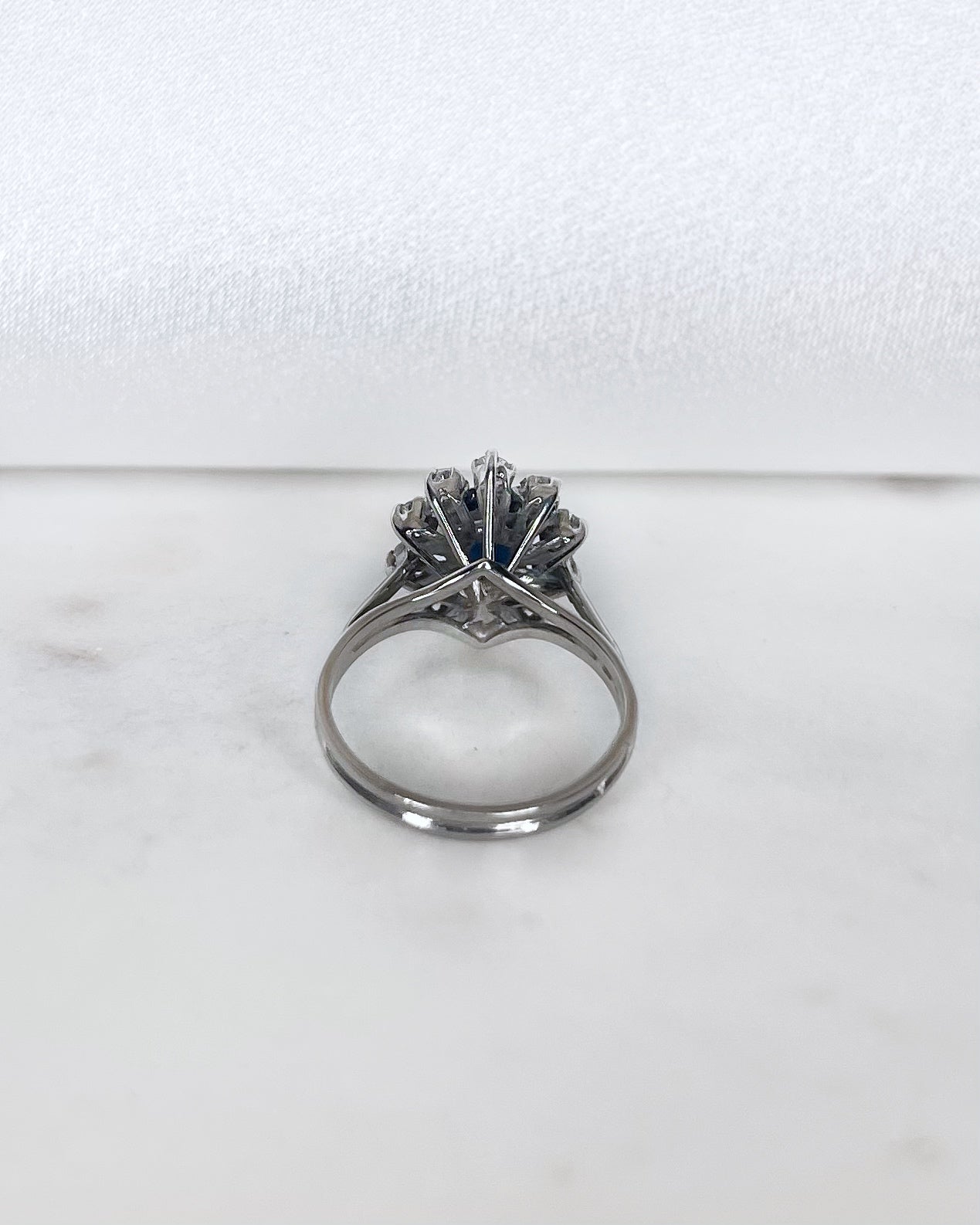 Bague Marguerite Saphir 1.10 carat &amp; Diamants &quot;Celina&quot; - Elliade Paris