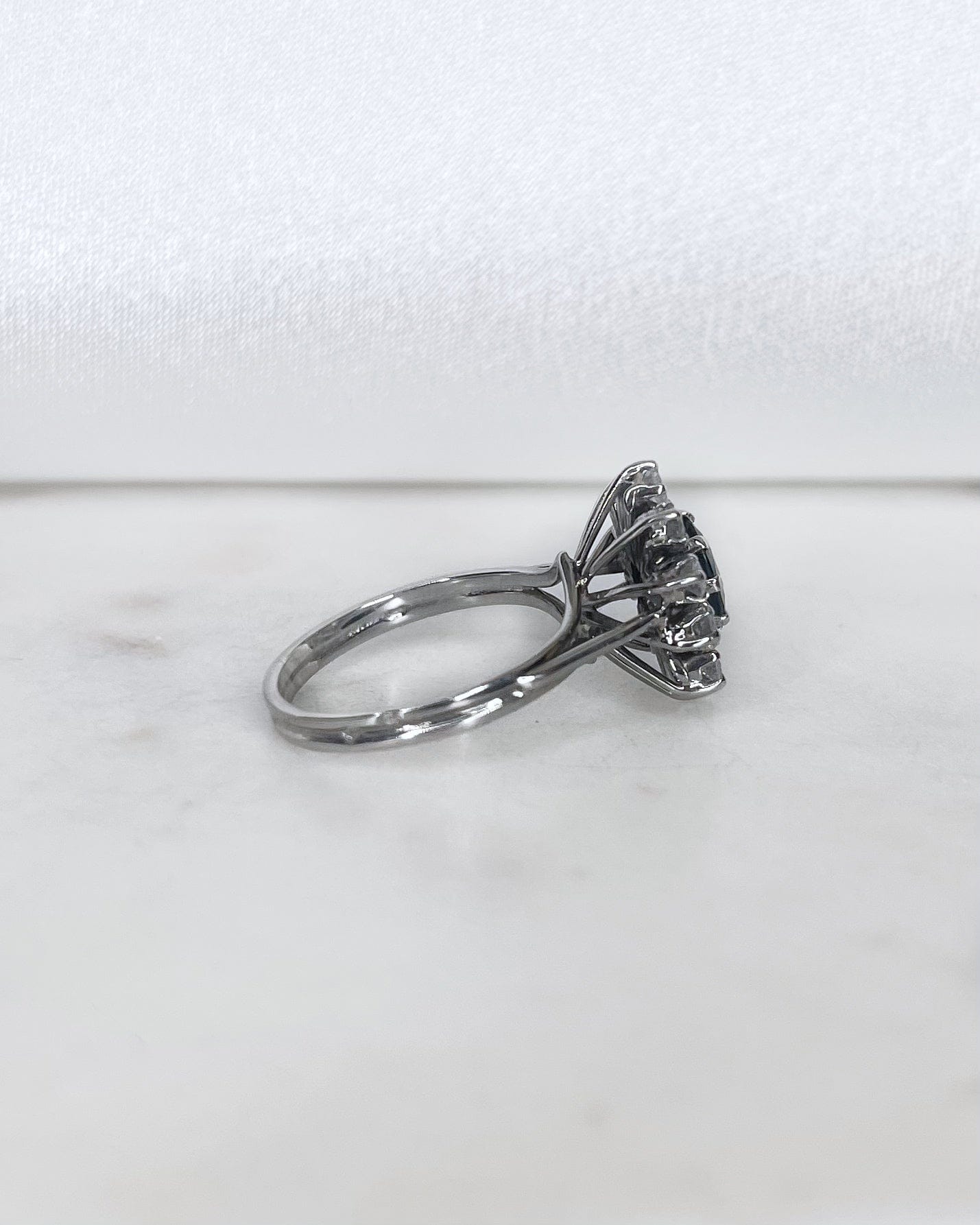 Bague Marguerite Saphir 1.10 carat &amp; Diamants "Celina" - Elliade Paris