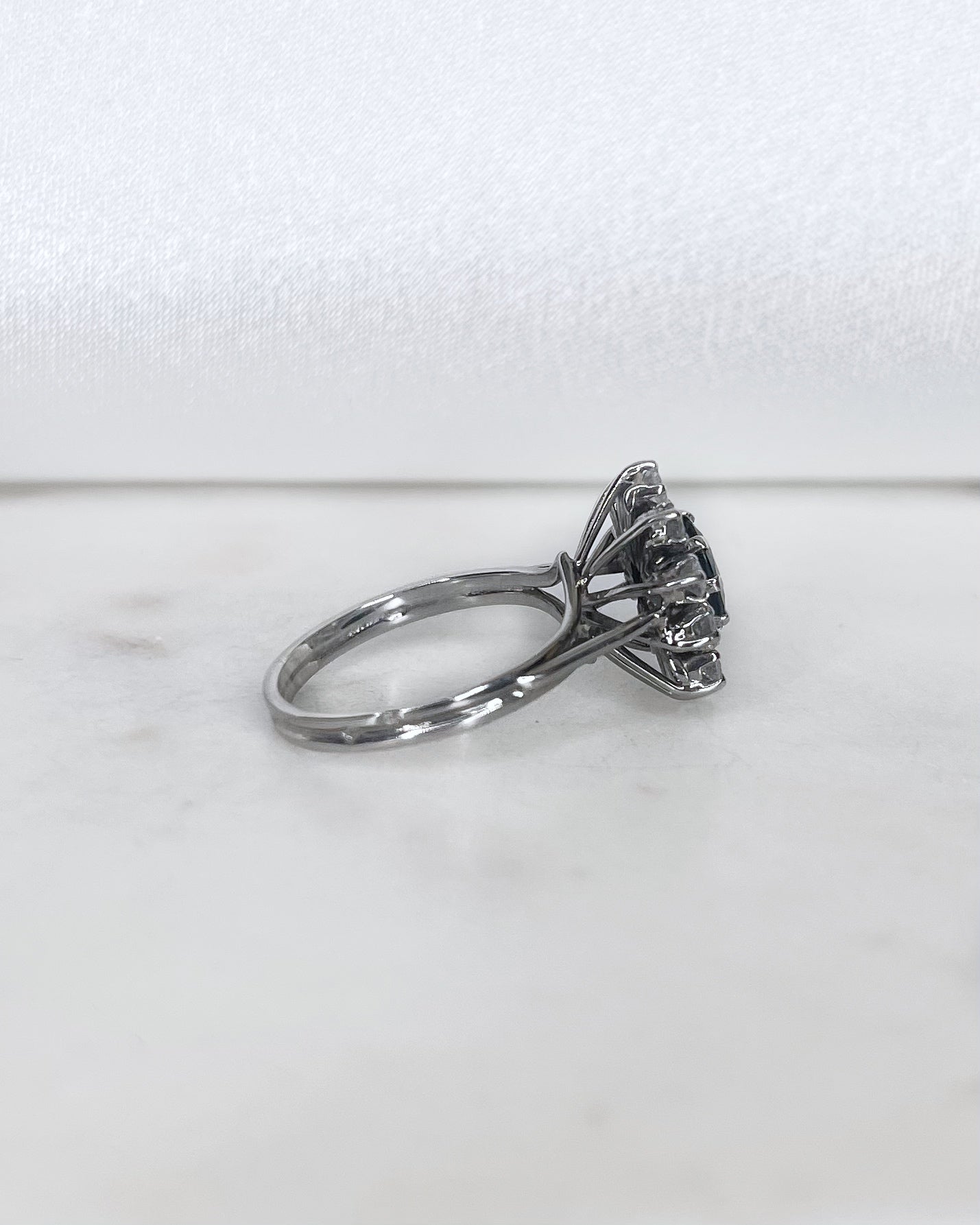 Bague Marguerite Saphir 1.10 carat &amp; Diamants &quot;Celina&quot; - Elliade Paris