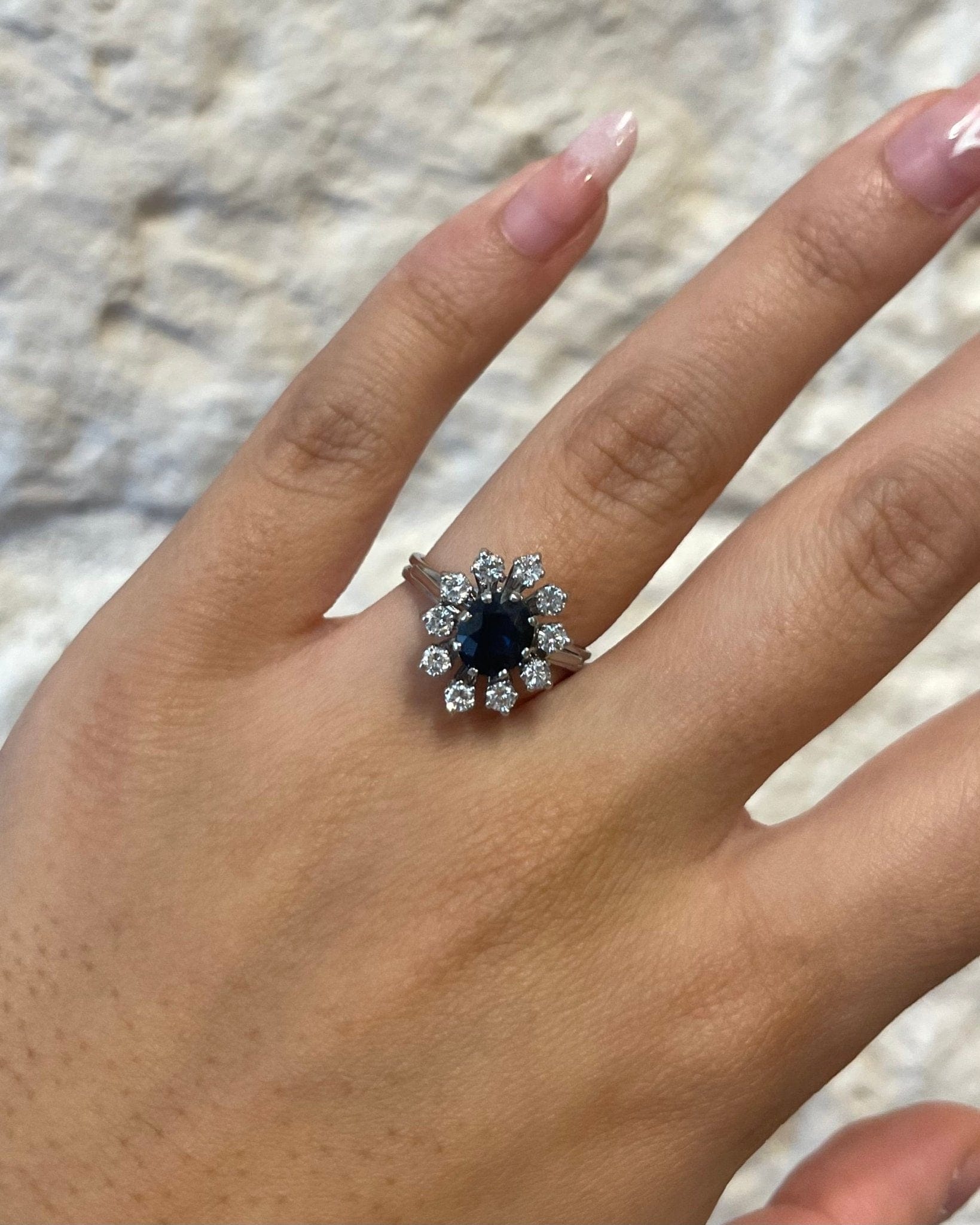 Bague Marguerite Saphir 1.10 carat &amp; Diamants "Celina" - Elliade Paris