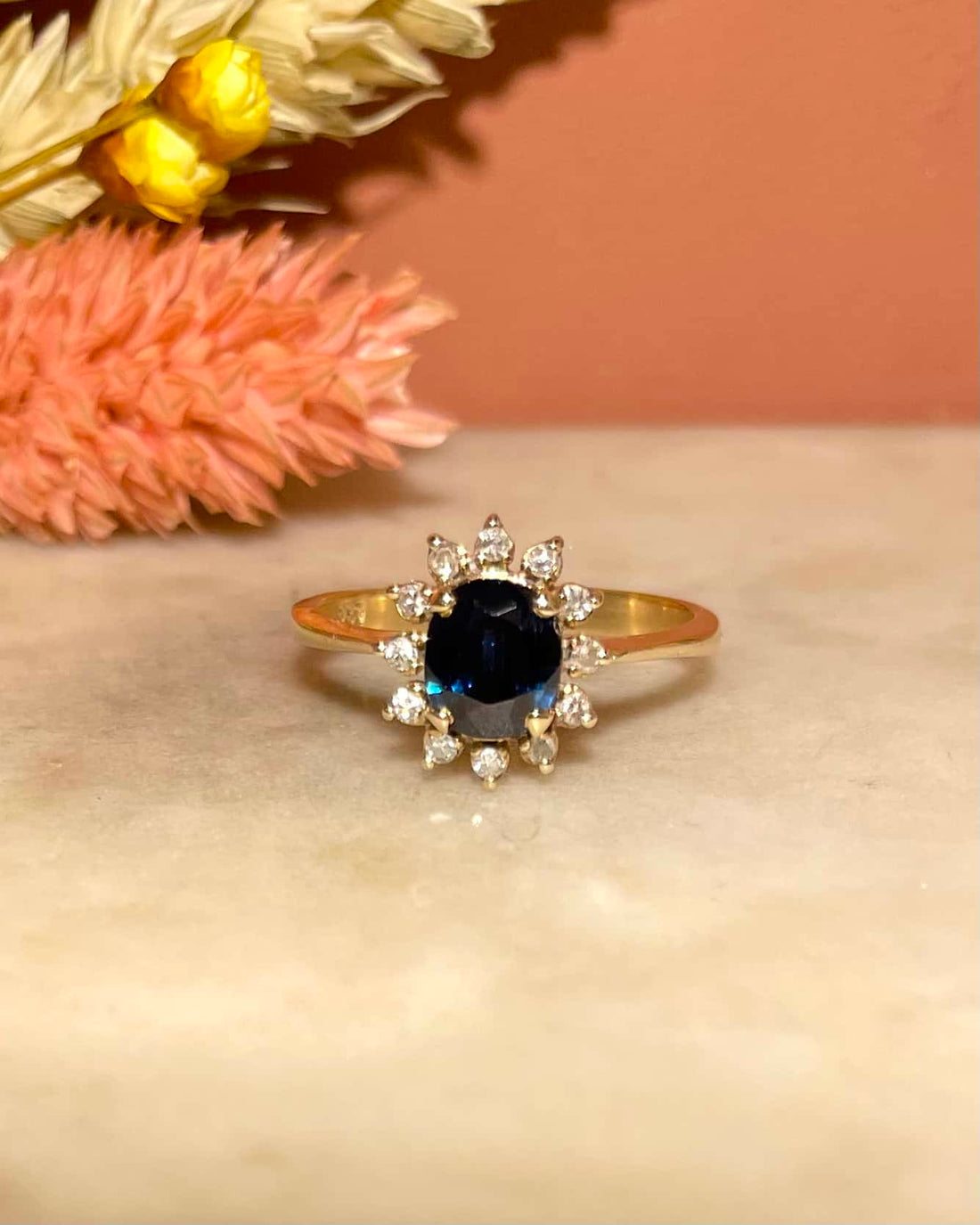 Bague Marguerite Saphir 1.10 carat &amp; Diamants &quot;Malorie&quot; - Elliade Paris