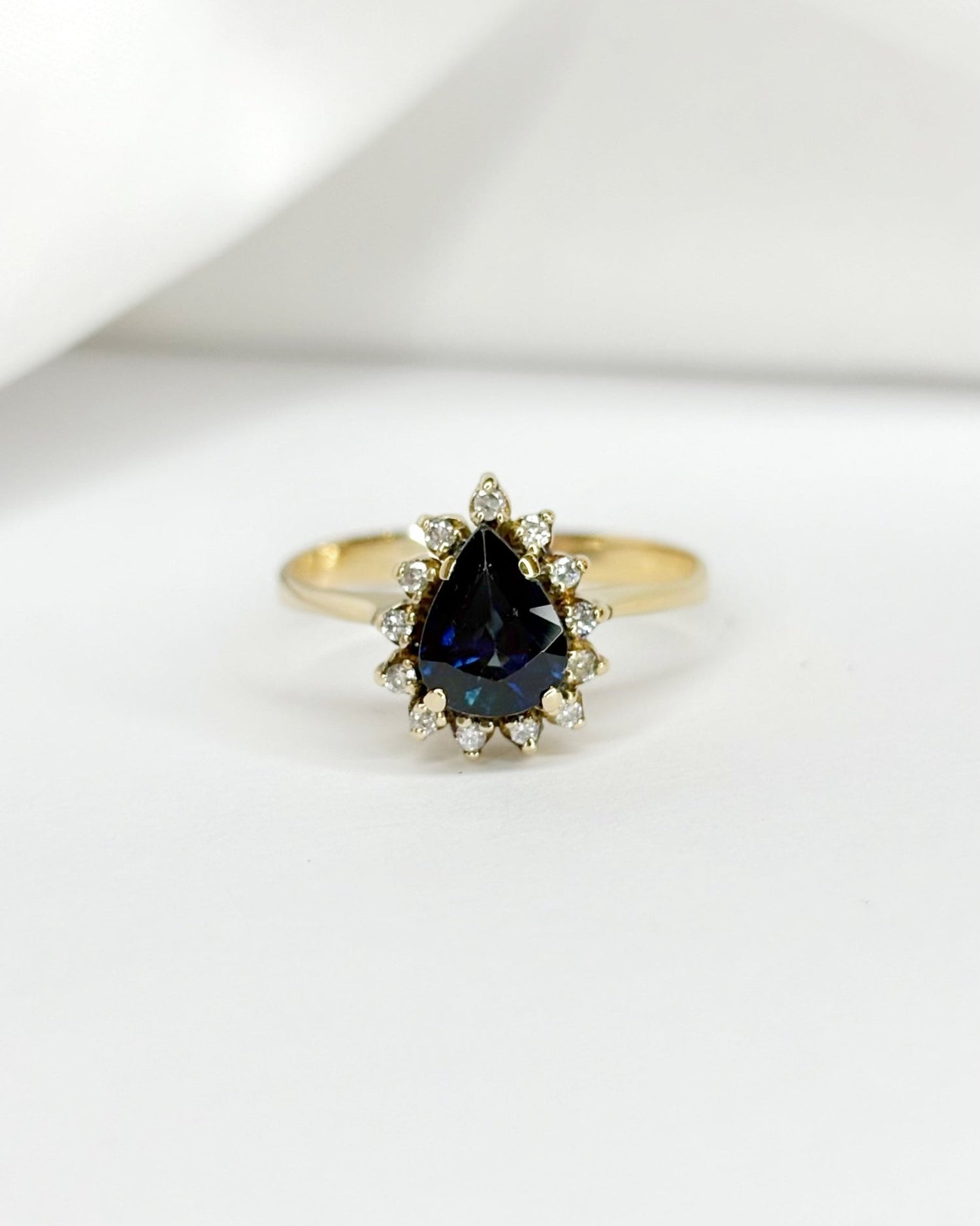 Bague Marguerite Saphir 1.15 carat &amp; 13 Diamants &quot;Liwenn&quot; - Elliade Paris