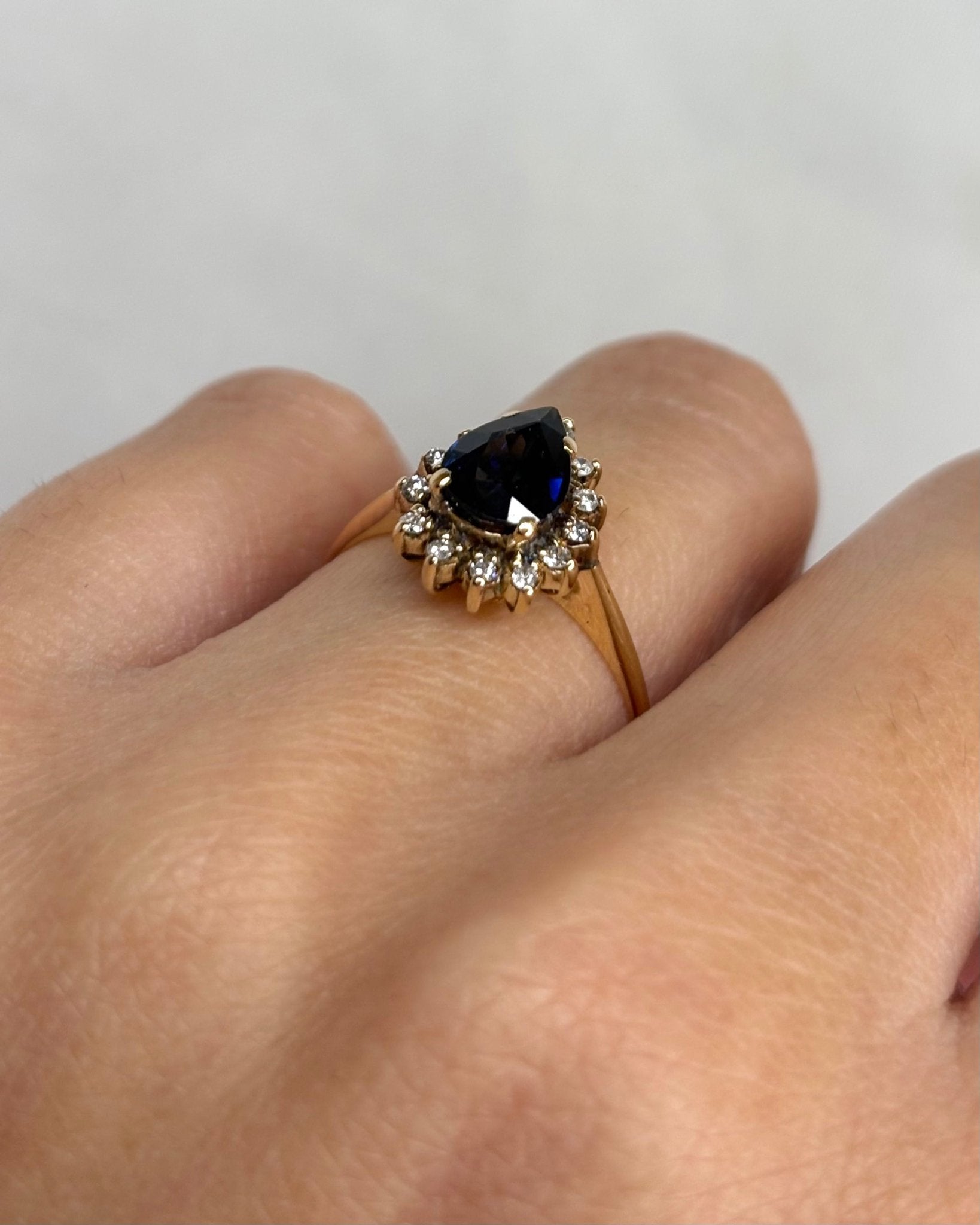 Bague Marguerite Saphir 1.15 carat &amp; 13 Diamants "Liwenn" - Elliade Paris