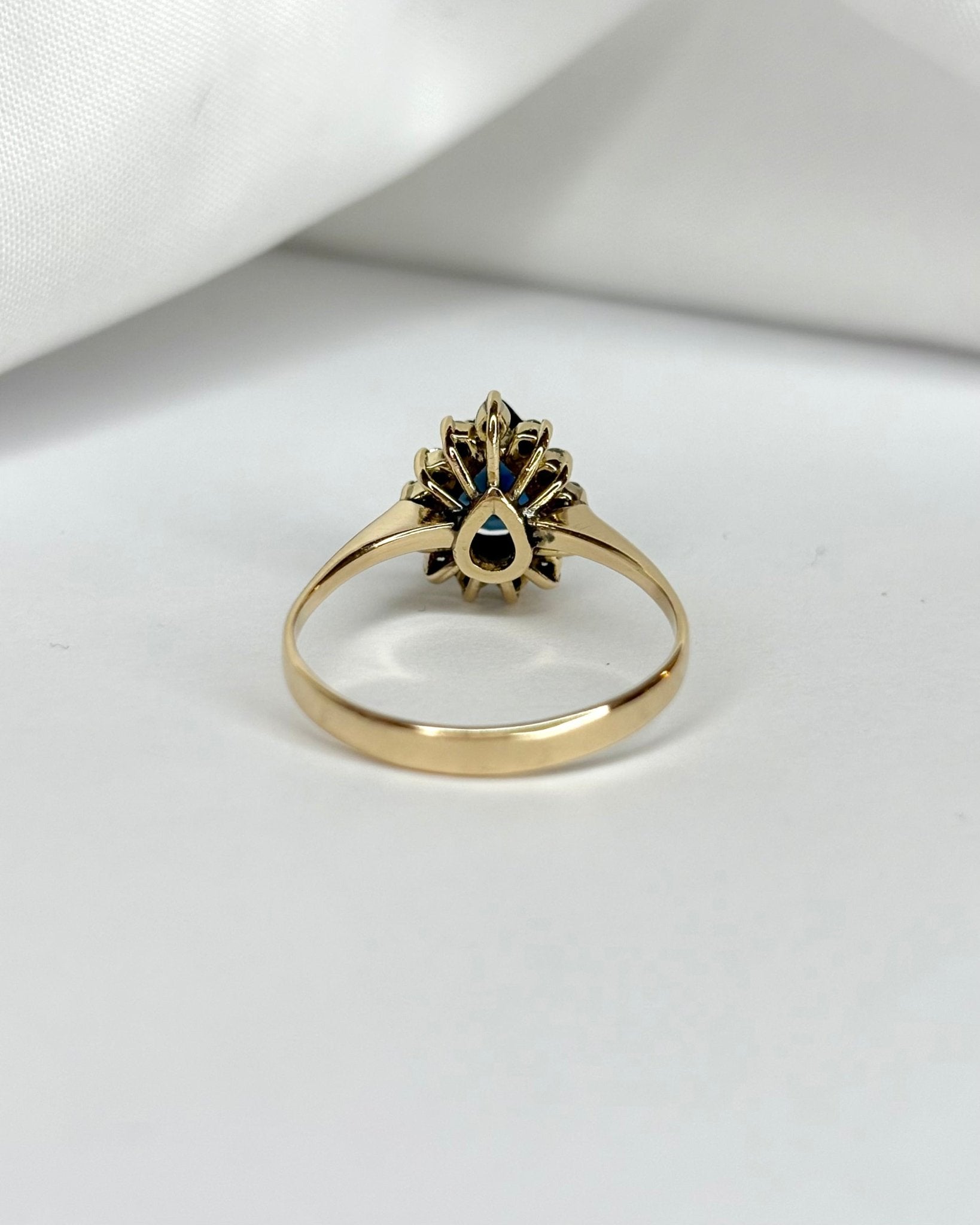 Bague Marguerite Saphir 1.15 carat &amp; 13 Diamants &quot;Liwenn&quot; - Elliade Paris