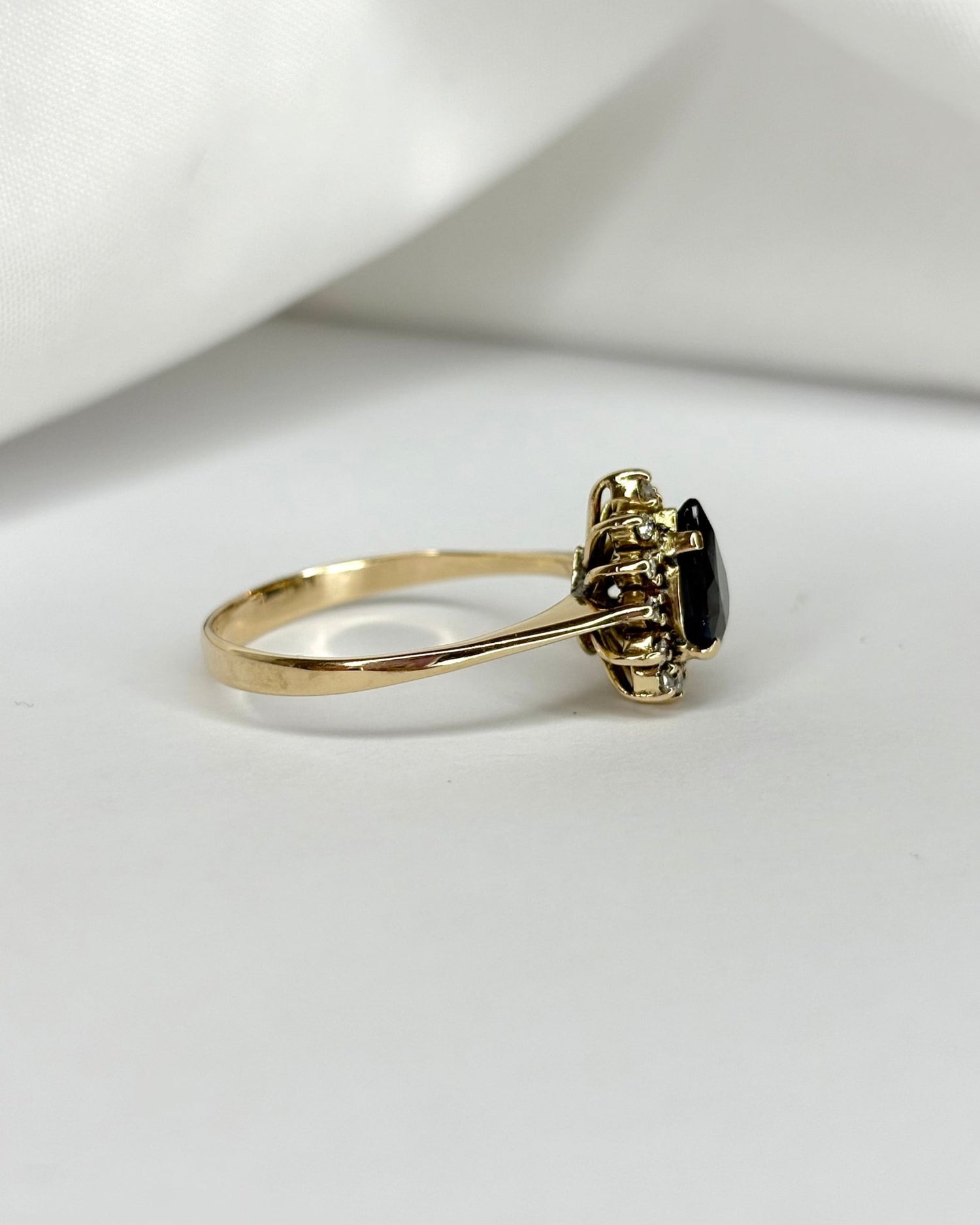 Bague Marguerite Saphir 1.15 carat &amp; 13 Diamants &quot;Liwenn&quot; - Elliade Paris