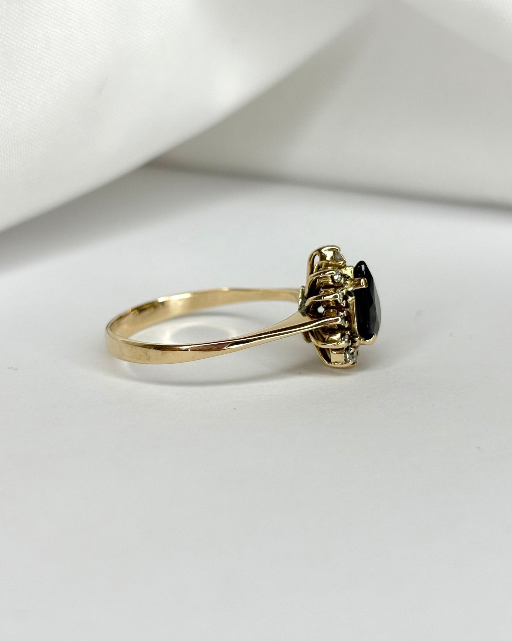 Bague Marguerite Saphir 1.15 carat &amp; 13 Diamants &quot;Liwenn&quot; - Elliade Paris