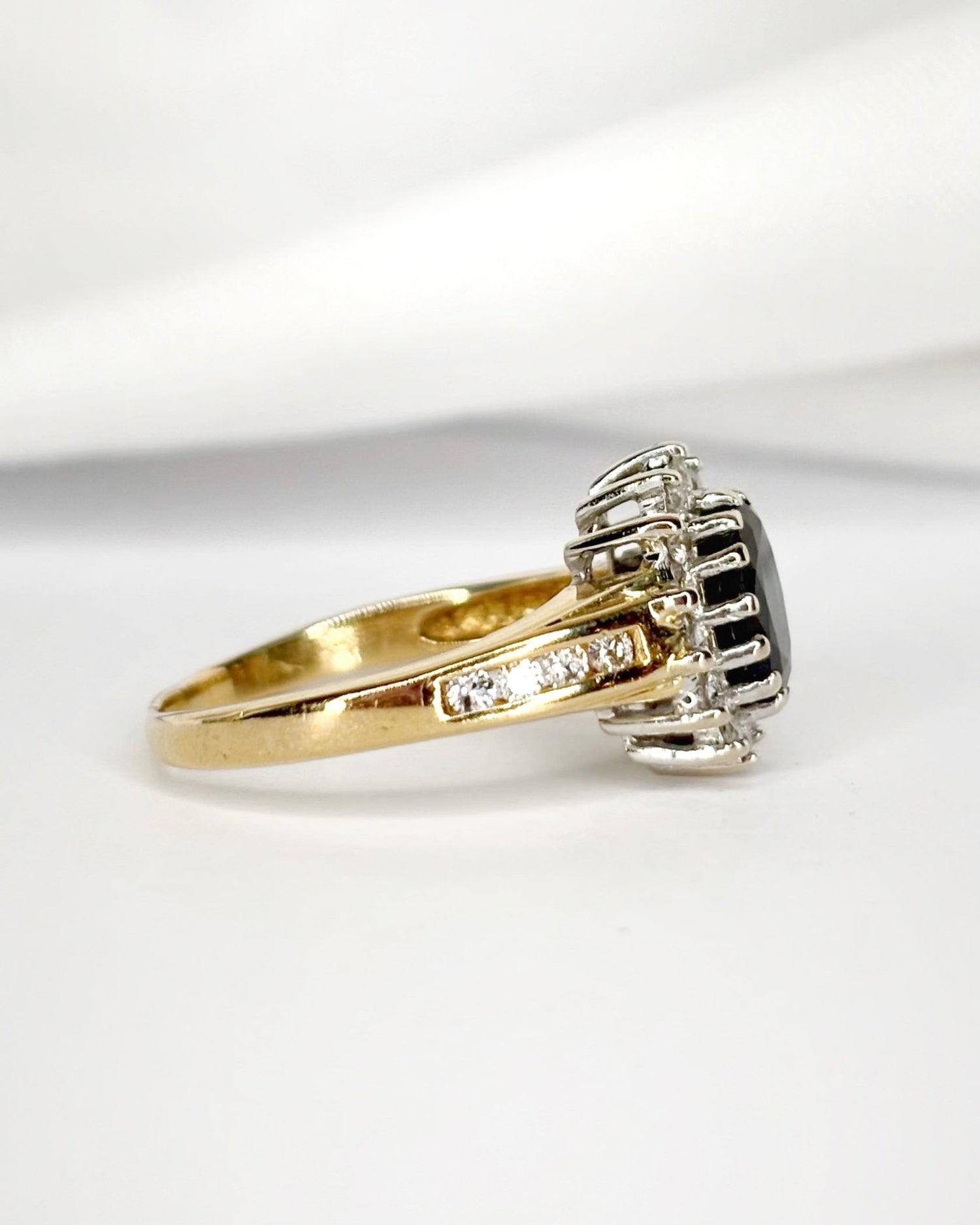 Bague Marguerite Saphir 1.15 carat &amp; Diamants 0.33 carat "Helena" - Elliade Paris