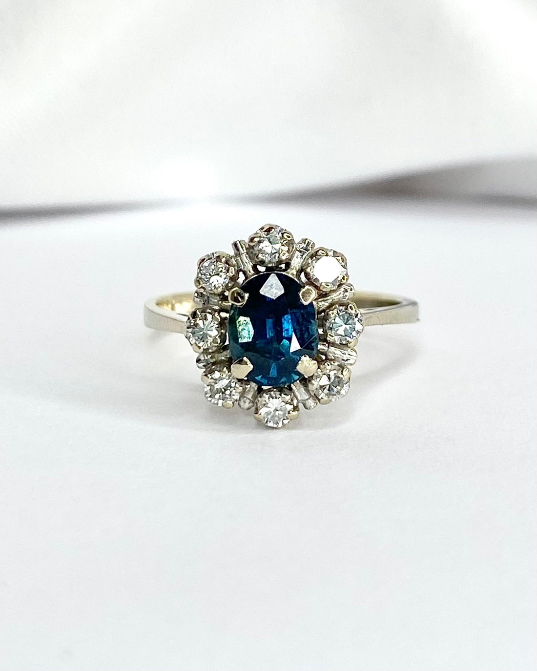 Bague Marguerite Saphir 1.15 carat &amp; Diamants 0.40 carat "Goergia" - Elliade Paris