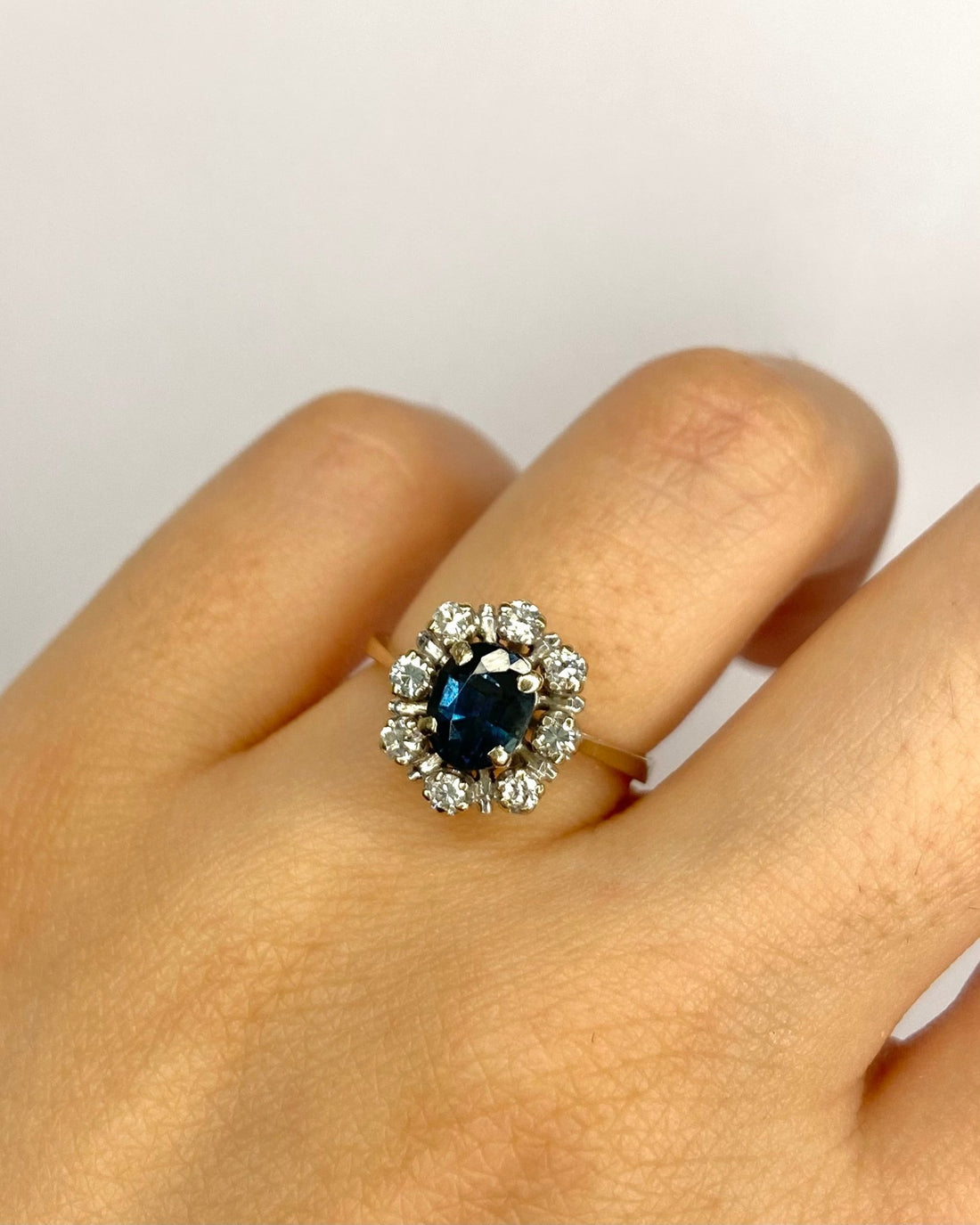 Bague Marguerite Saphir 1.15 carat &amp; Diamants 0.40 carat "Goergia" - Elliade Paris