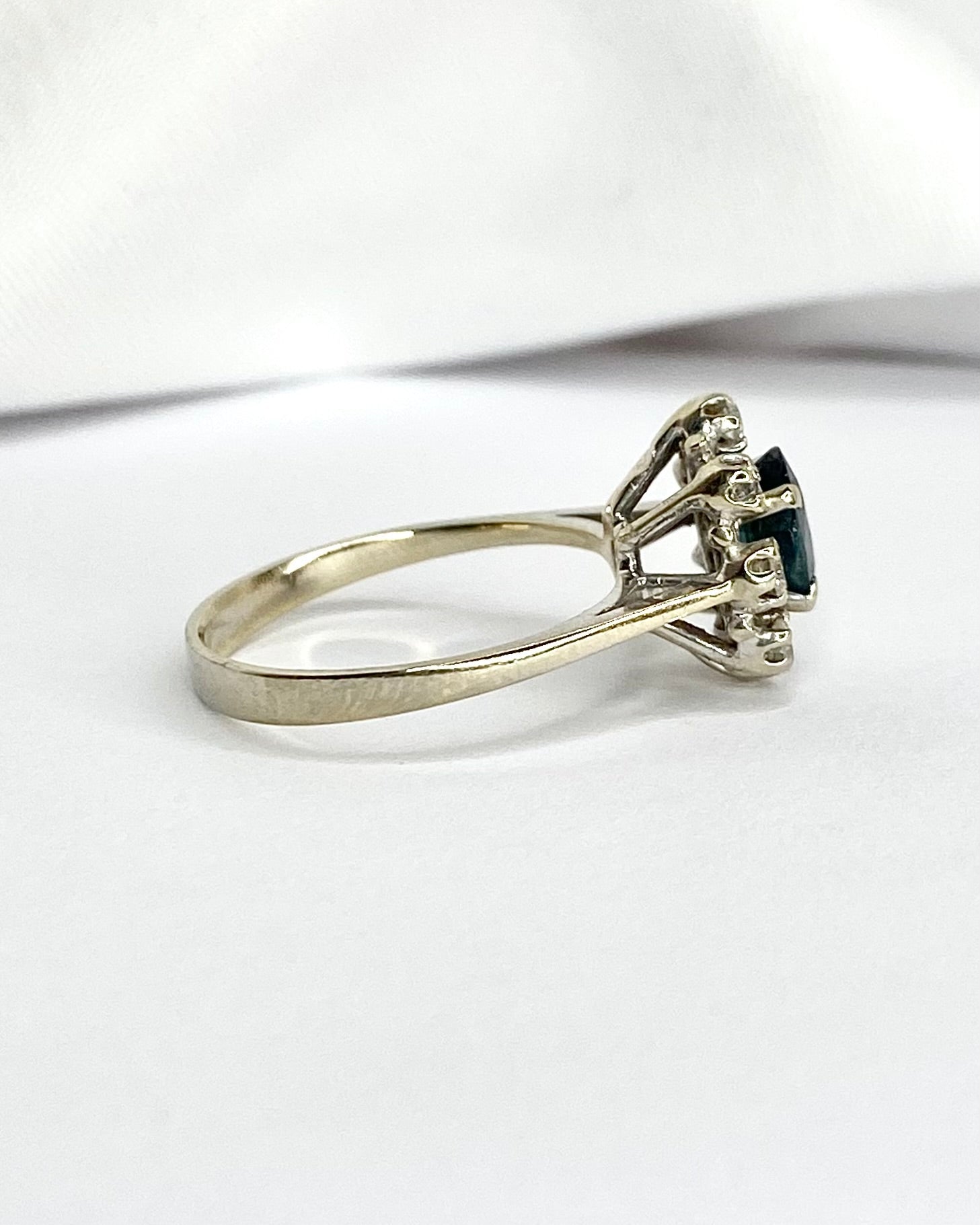 Bague Marguerite Saphir 1.15 carat &amp; Diamants 0.40 carat "Goergia" - Elliade Paris
