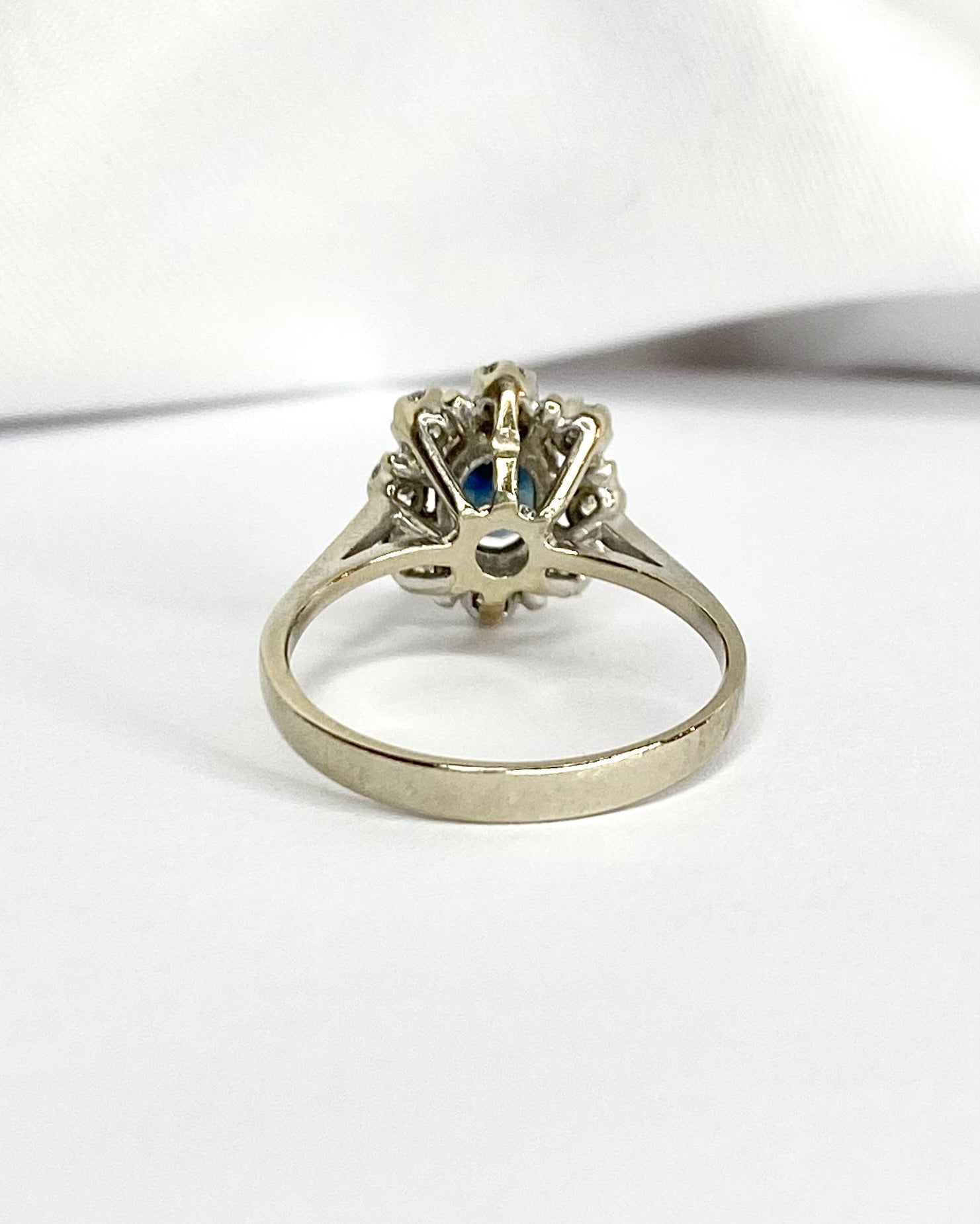 Bague Marguerite Saphir 1.15 carat &amp; Diamants 0.40 carat "Goergia" - Elliade Paris