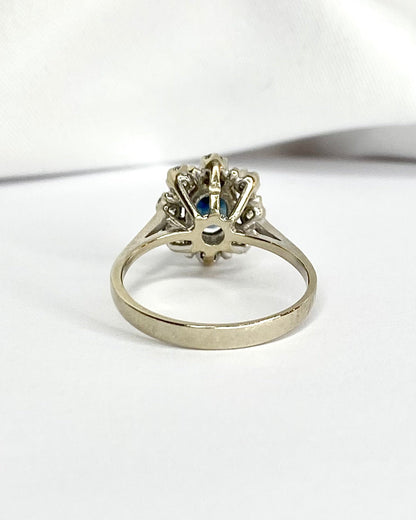 Bague Marguerite Saphir 1.15 carat &amp; Diamants 0.40 carat "Goergia" - Elliade Paris
