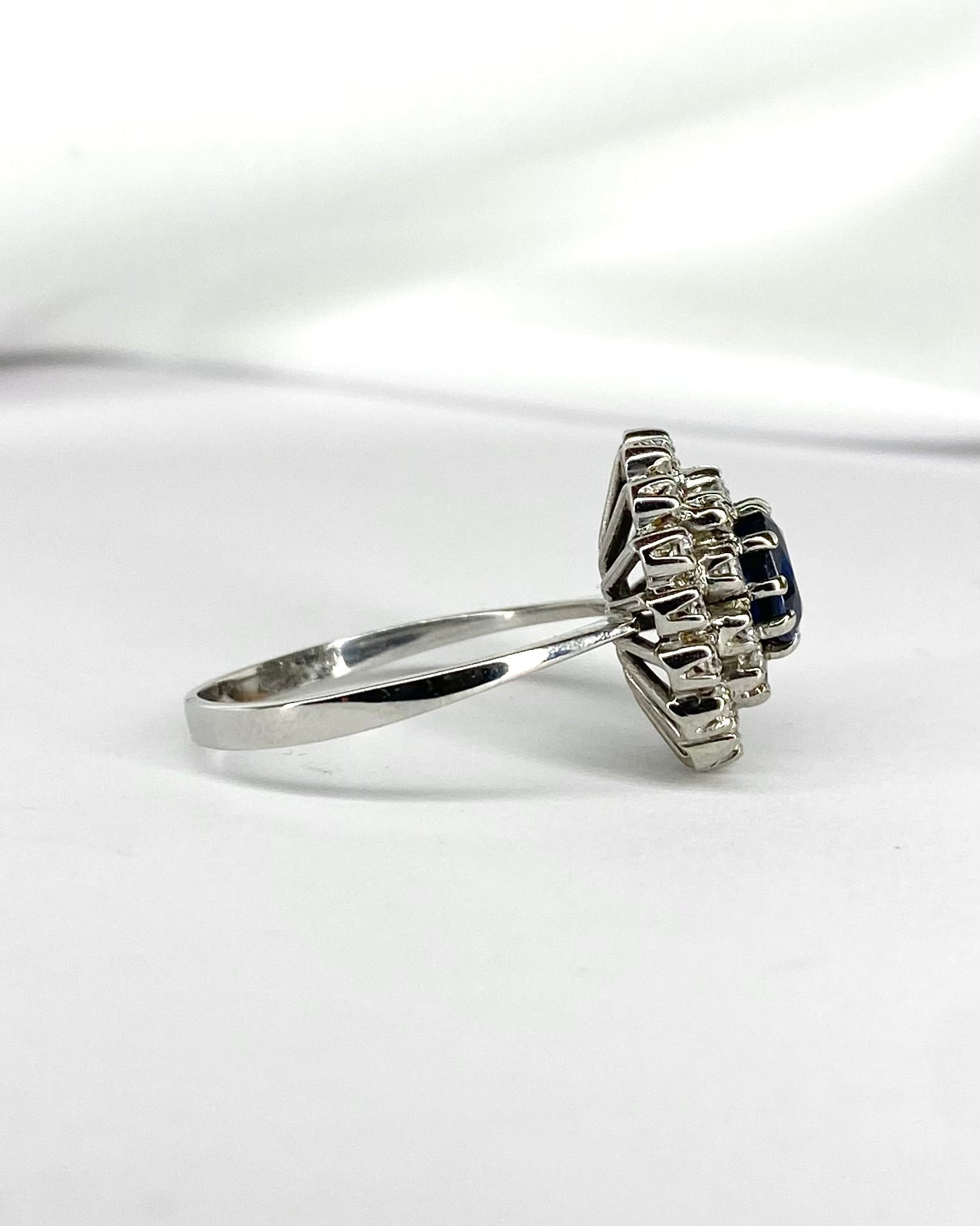 Bague Marguerite Saphir 1.15 carat &amp; Diamants 0.52 carat "Milena" - Elliade Paris