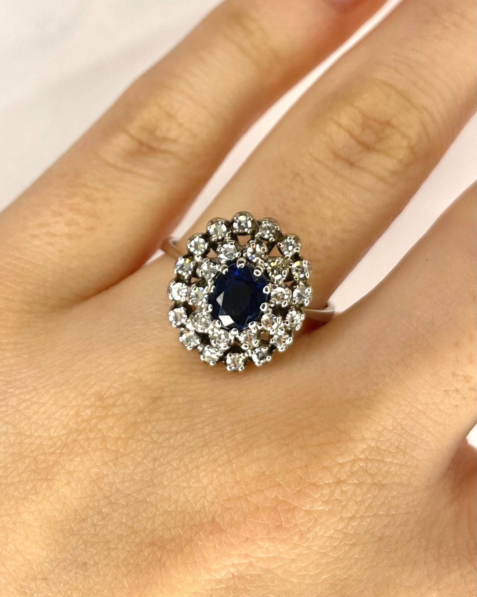 Bague Marguerite Saphir 1.15 carat &amp; Diamants 0.52 carat "Milena" - Elliade Paris