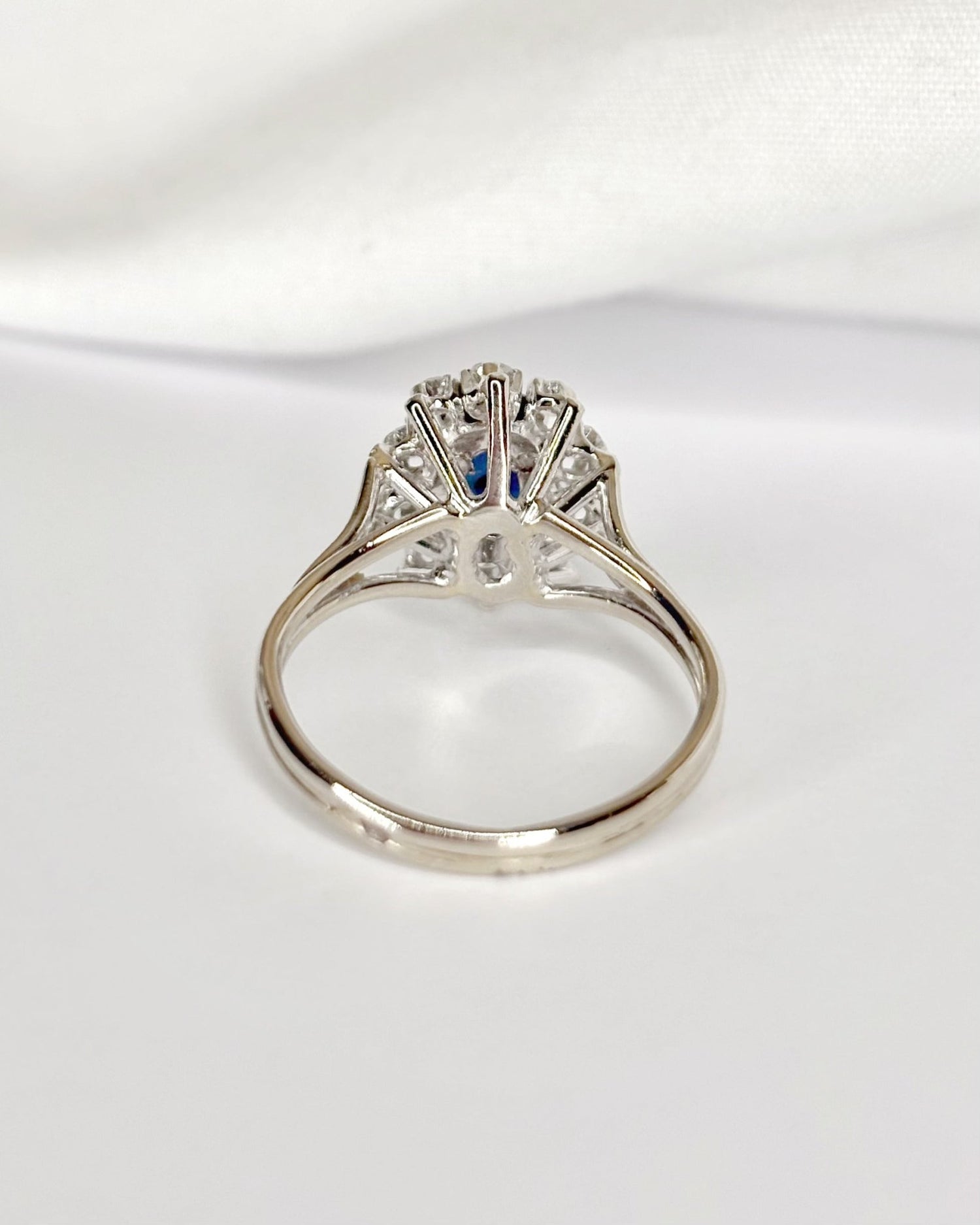 Bague Marguerite Saphir 1.18 carat &amp; Diamants 0.30 carat "Brigitte" - Elliade Paris