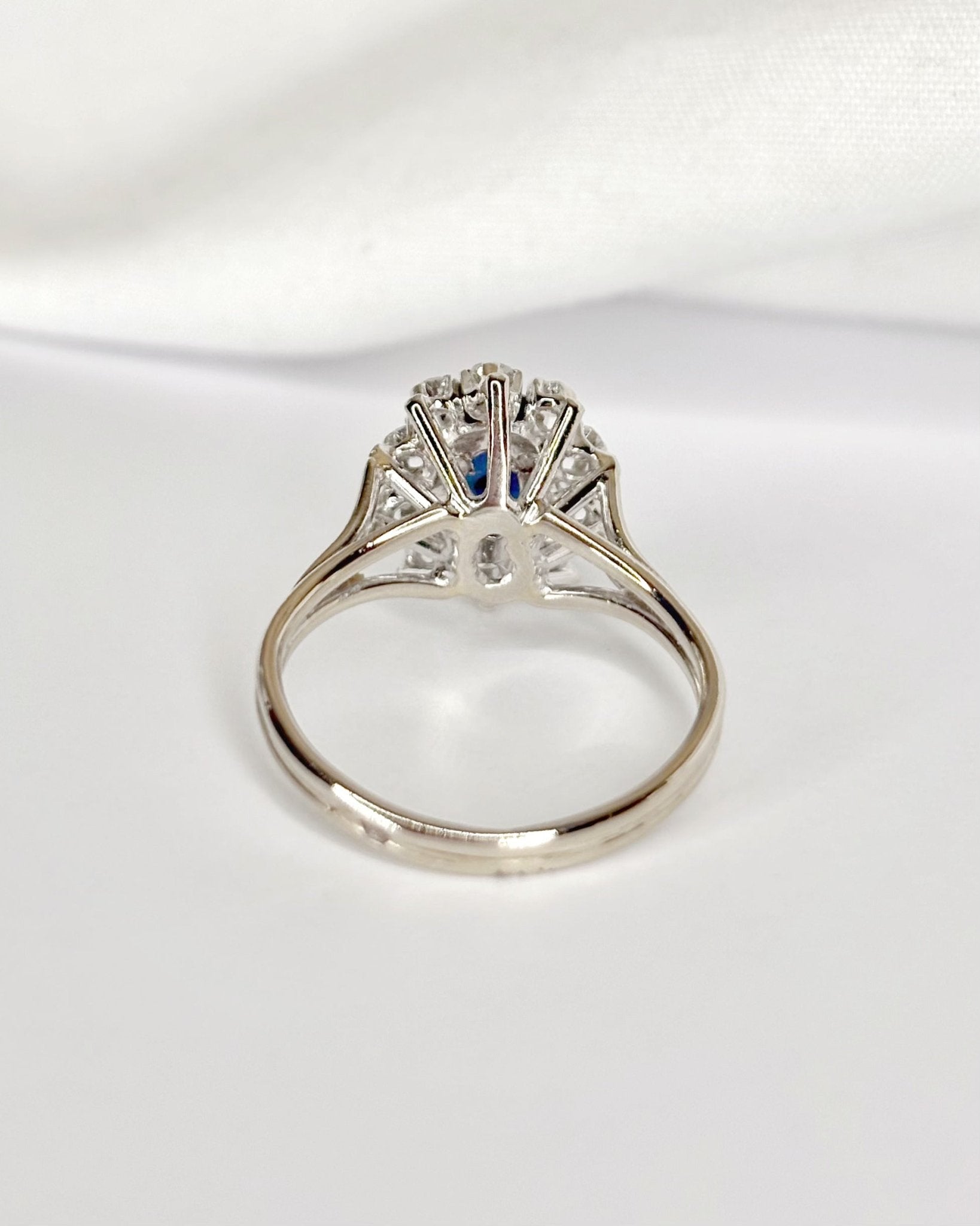 Bague Marguerite Saphir 1.18 carat &amp; Diamants 0.30 carat "Brigitte" - Elliade Paris