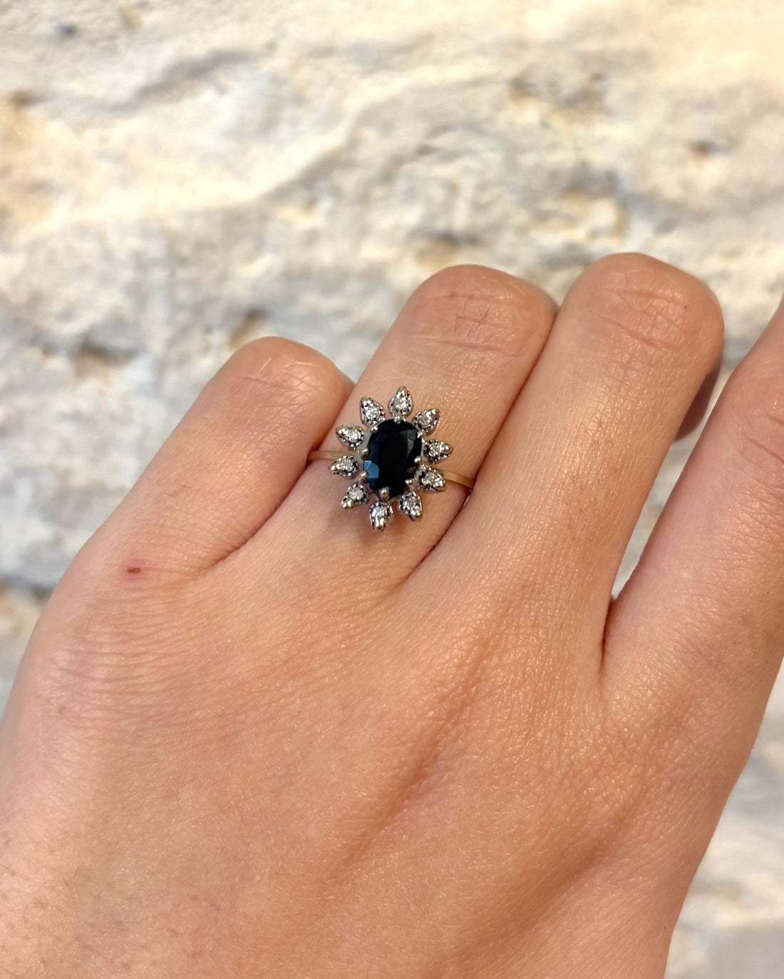 Bague Marguerite Saphir 1.2 carat &amp; 10 Diamants &quot;Célia&quot; - Elliade Paris