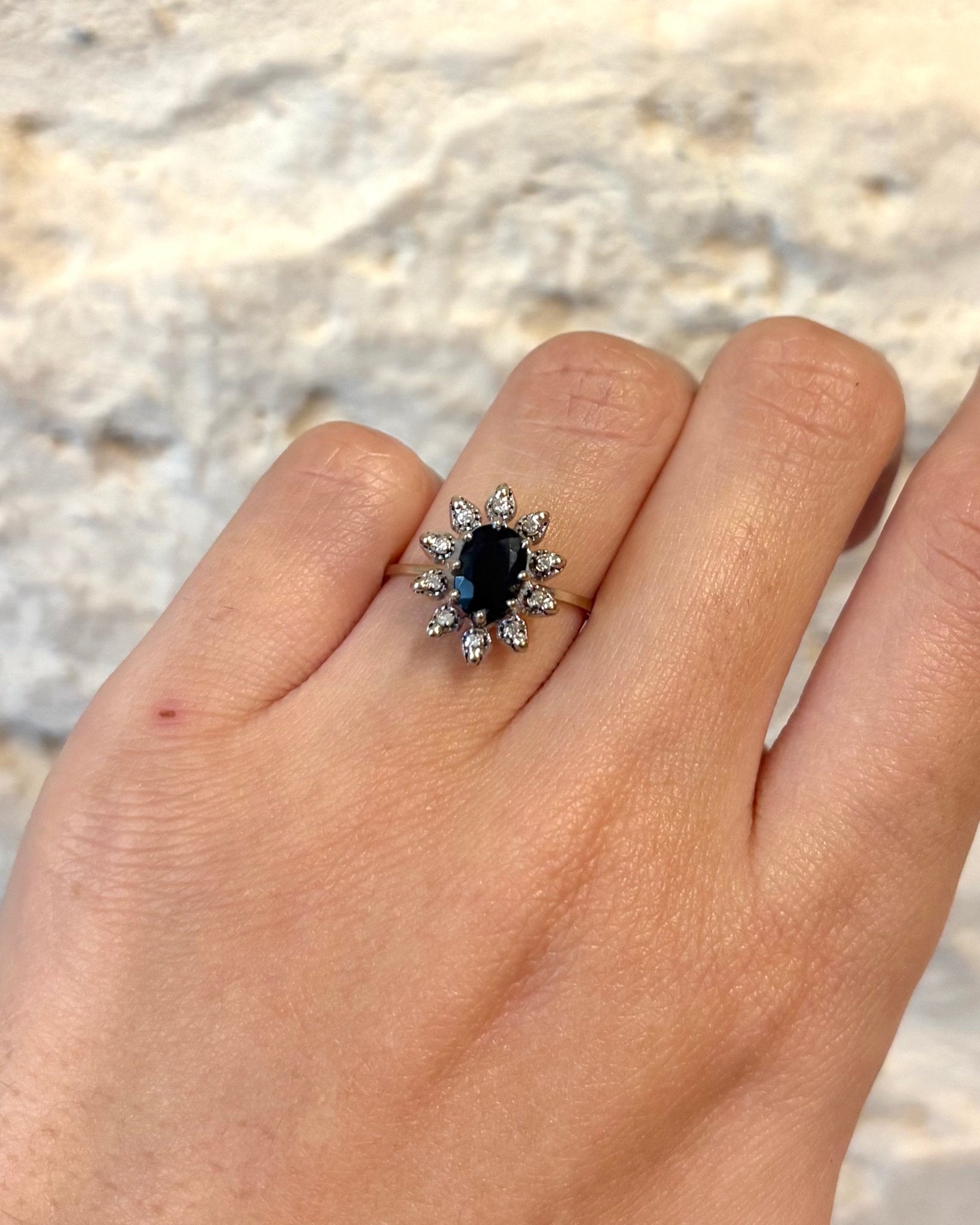 Bague Marguerite Saphir 1.2 carat &amp; 10 Diamants "Célia" - Elliade Paris