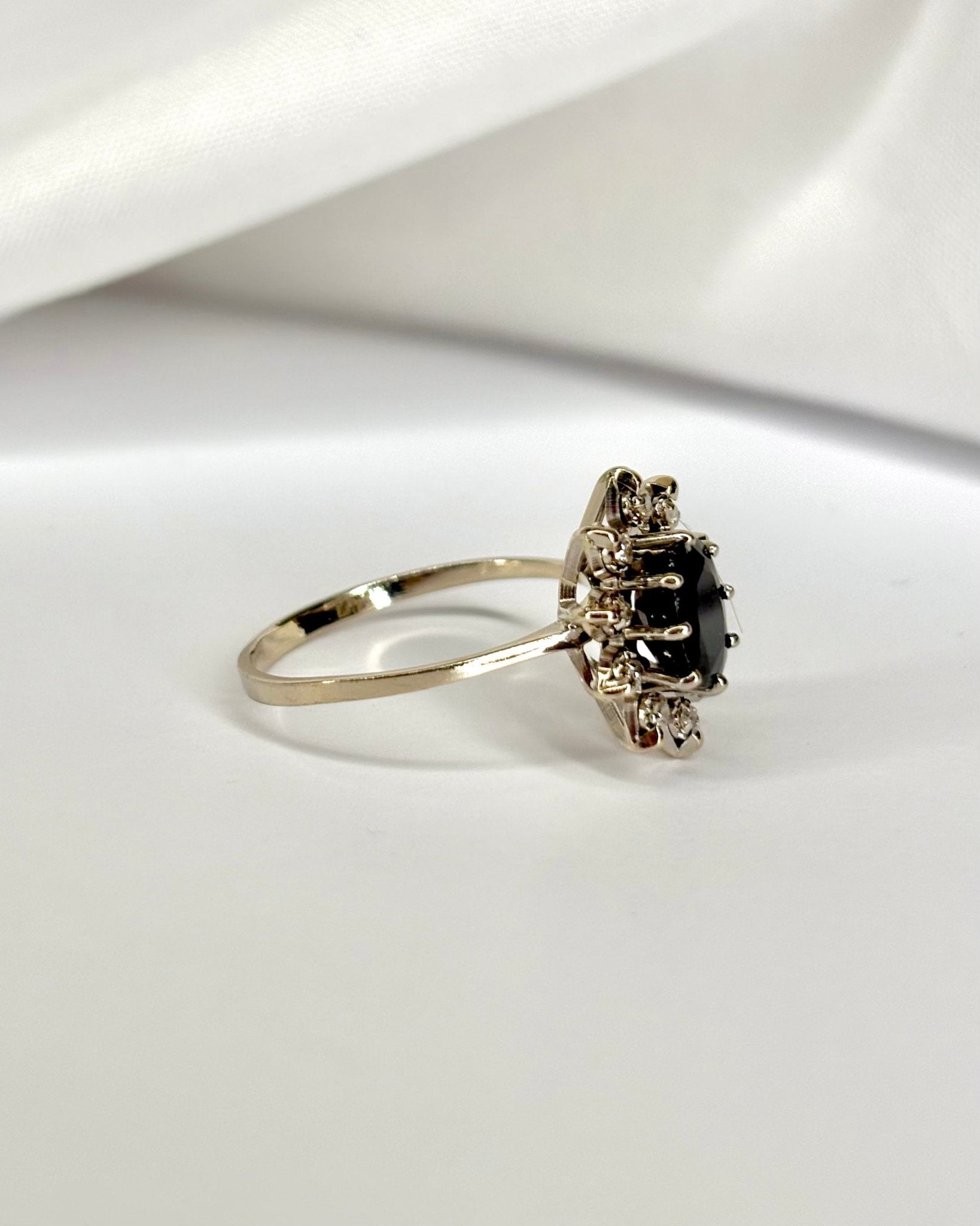 Bague Marguerite Saphir 1.2 carat &amp; 10 Diamants "Célia" - Elliade Paris