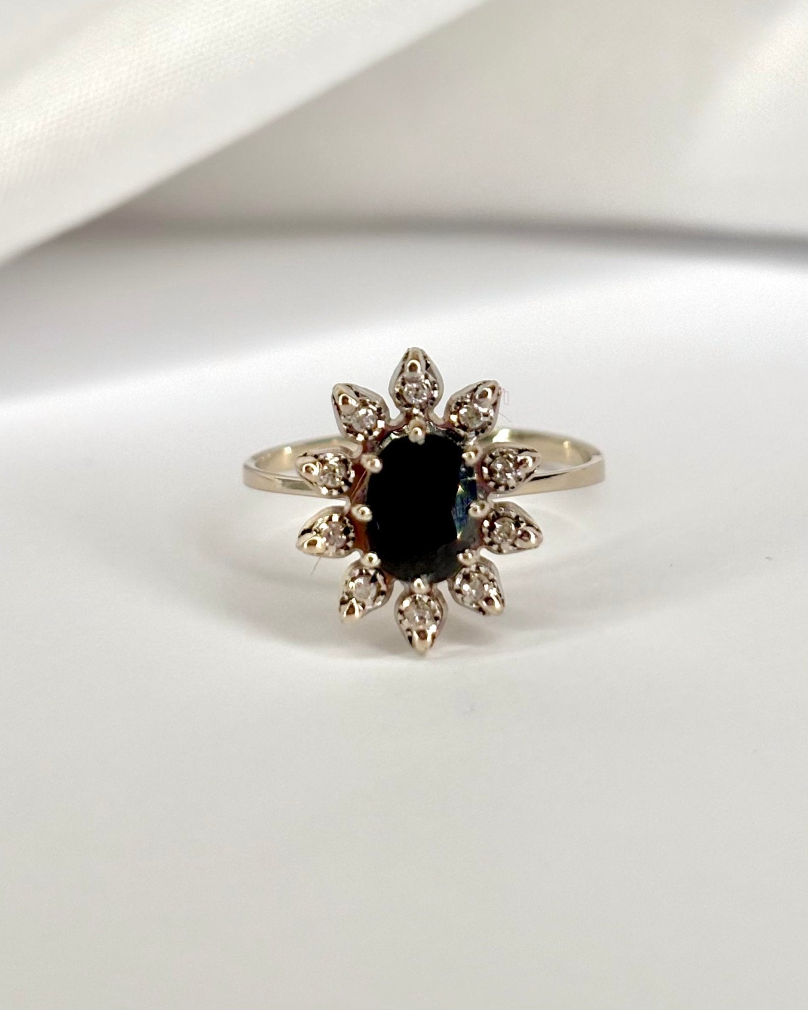Bague Marguerite Saphir 1.2 carat &amp; 10 Diamants "Célia" - Elliade Paris