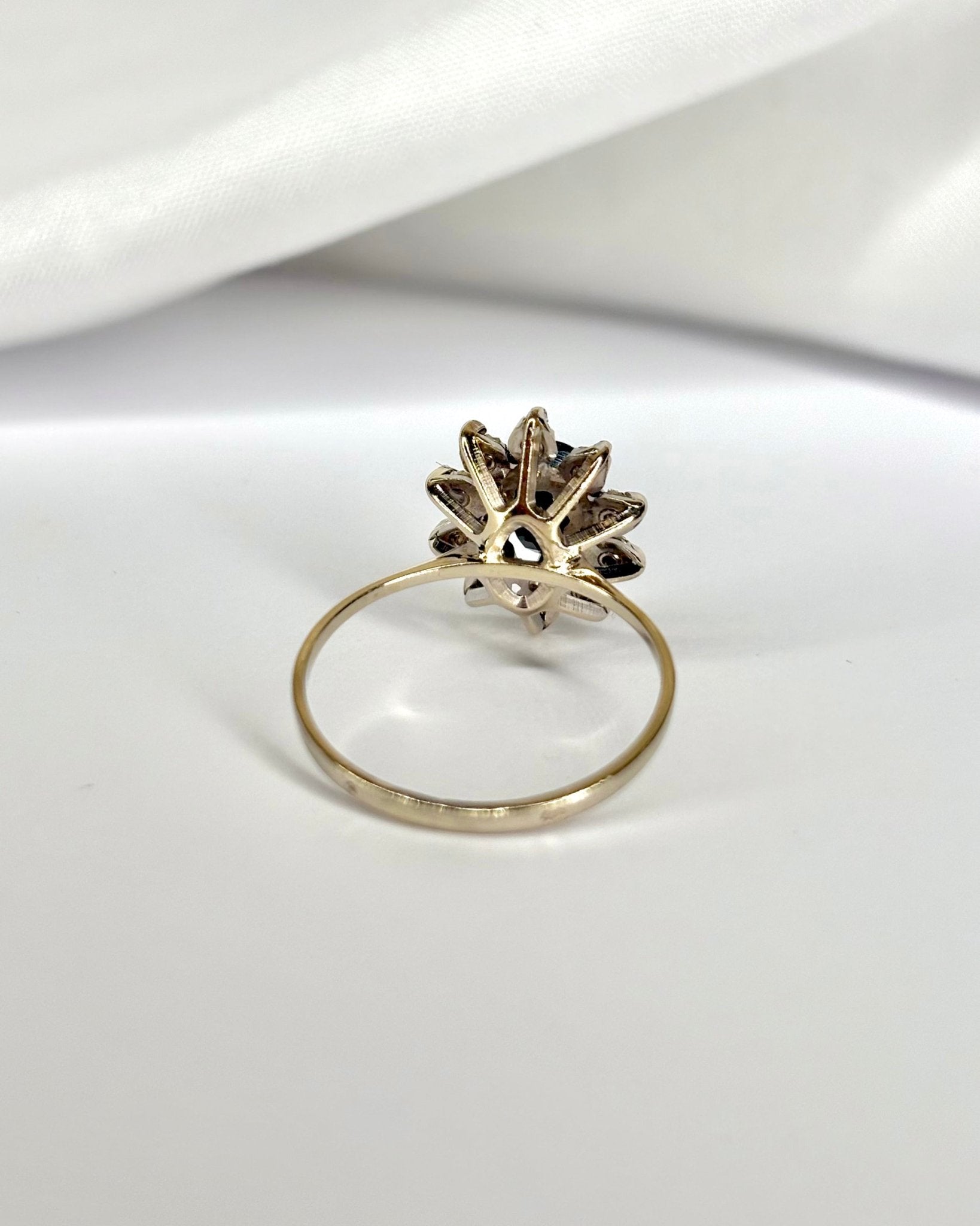 Bague Marguerite Saphir 1.2 carat &amp; 10 Diamants &quot;Célia&quot; - Elliade Paris