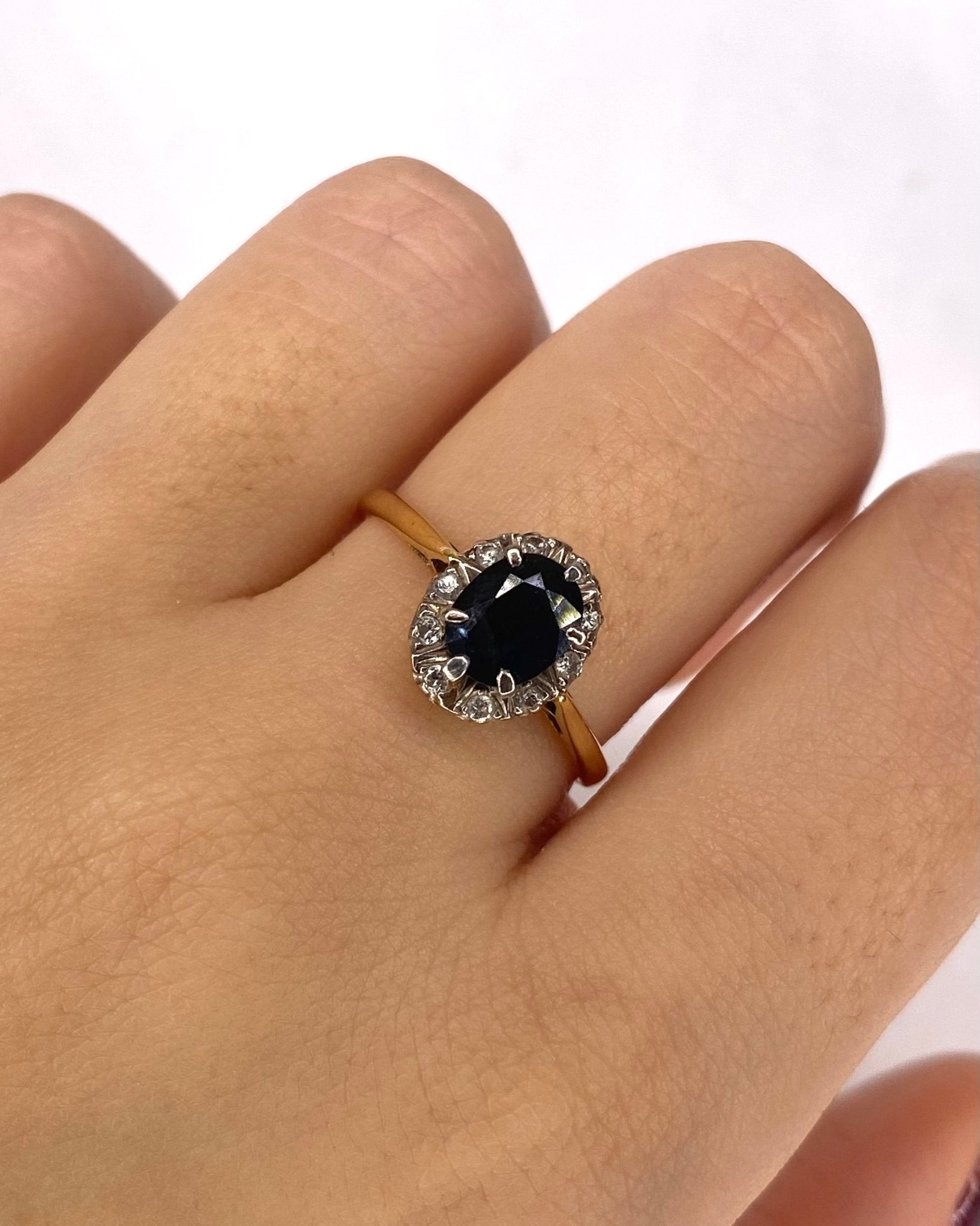 Bague Marguerite Saphir 1.20 carat &amp; 10 Diamants "Nilla" - Elliade Paris