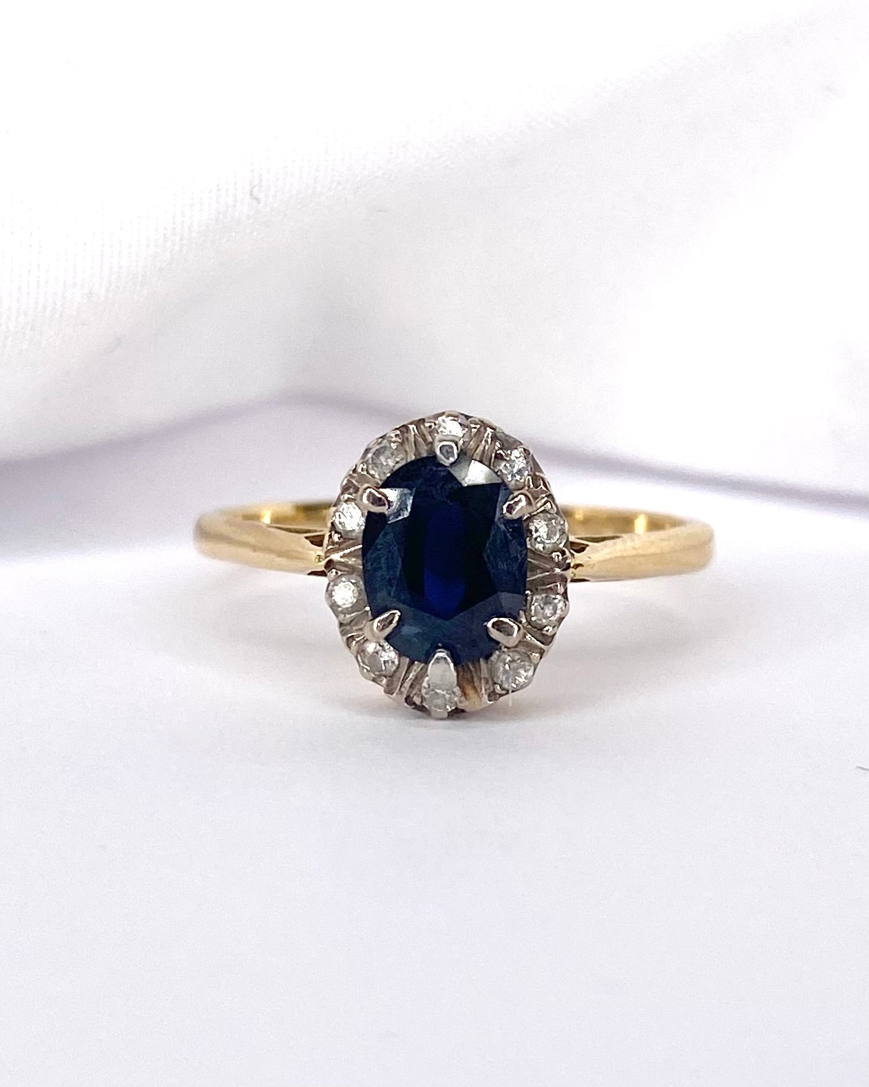 Bague Marguerite Saphir 1.20 carat &amp; 10 Diamants "Nilla" - Elliade Paris