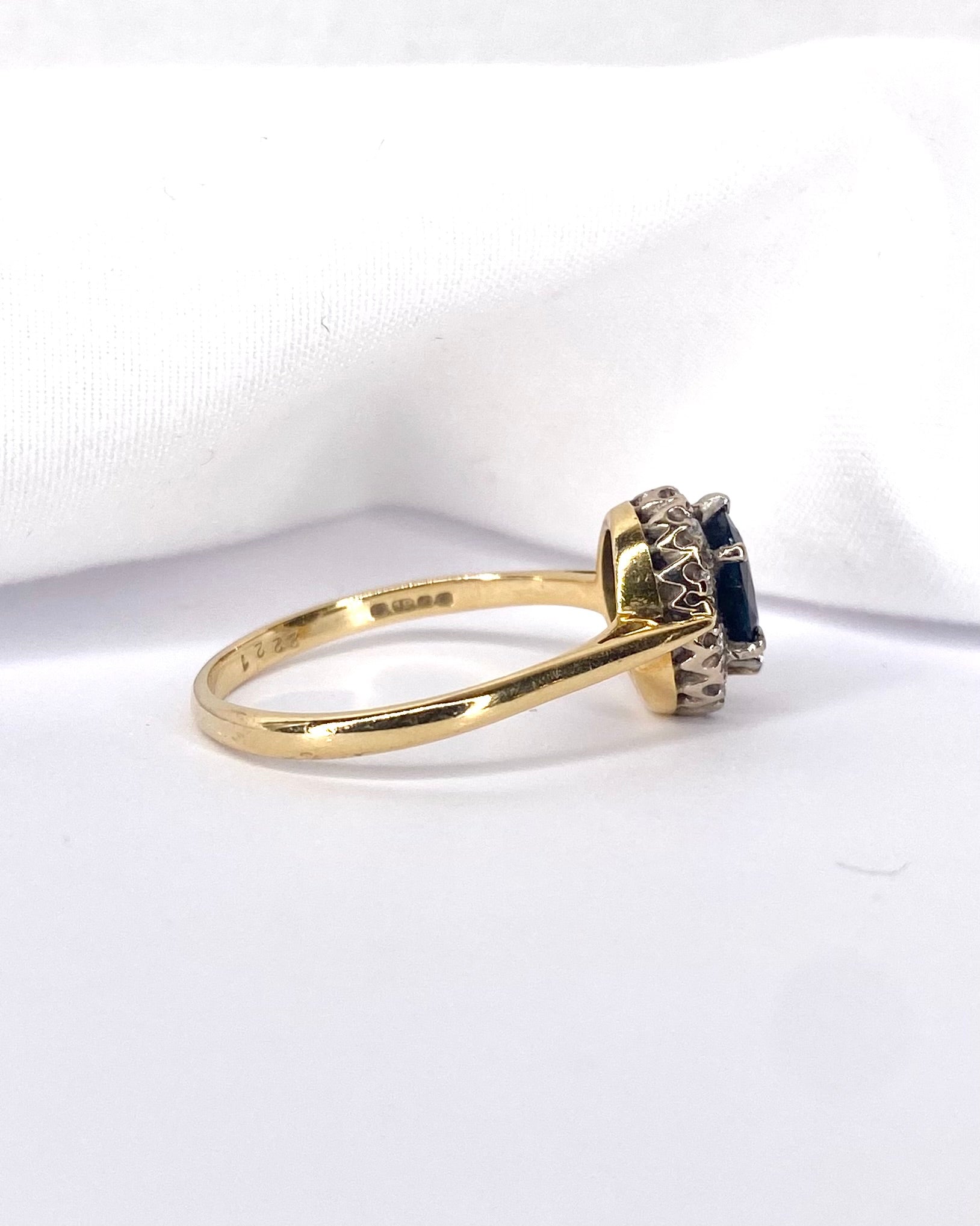 Bague Marguerite Saphir 1.20 carat &amp; 10 Diamants "Nilla" - Elliade Paris