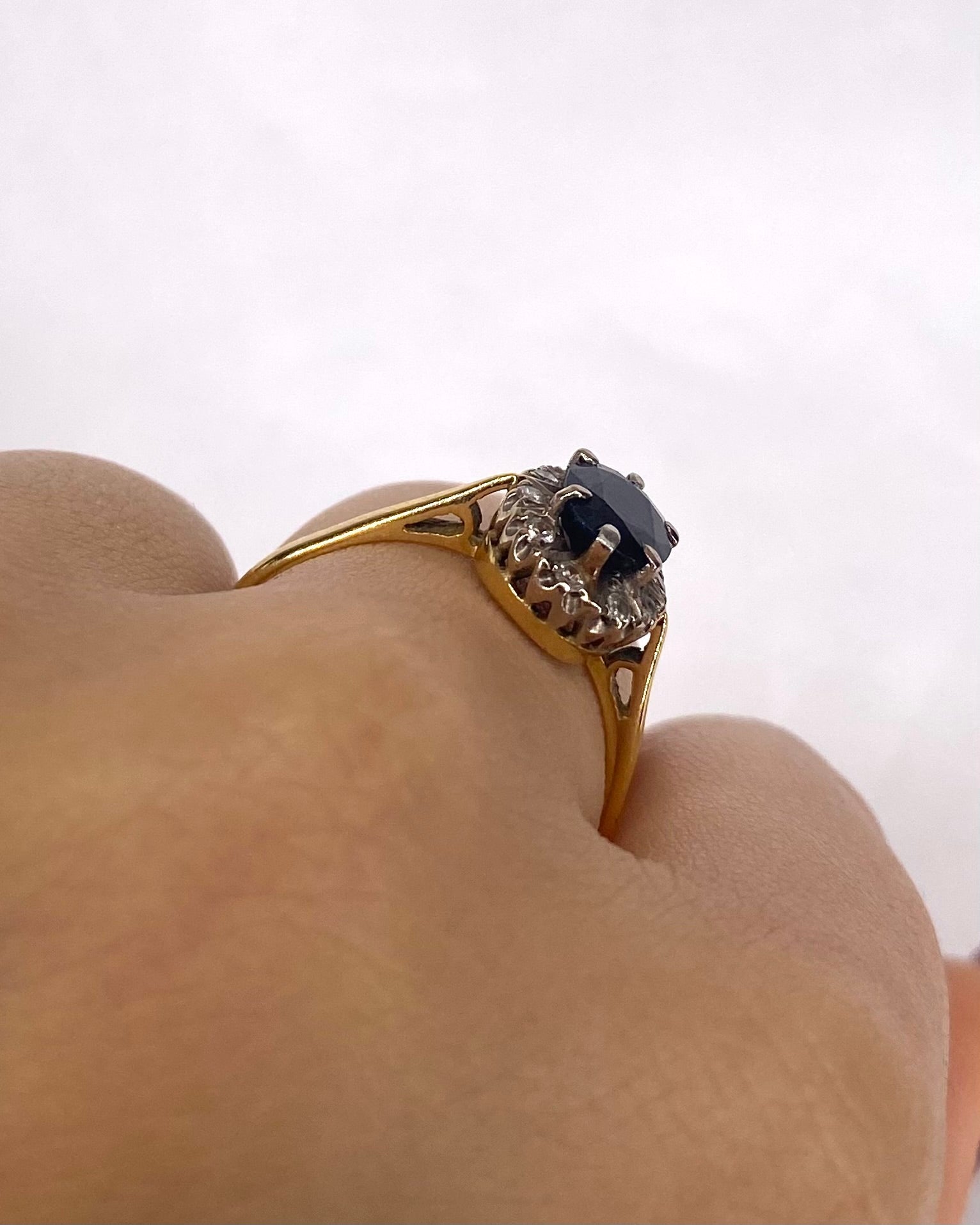 Bague Marguerite Saphir 1.20 carat &amp; 10 Diamants "Nilla" - Elliade Paris