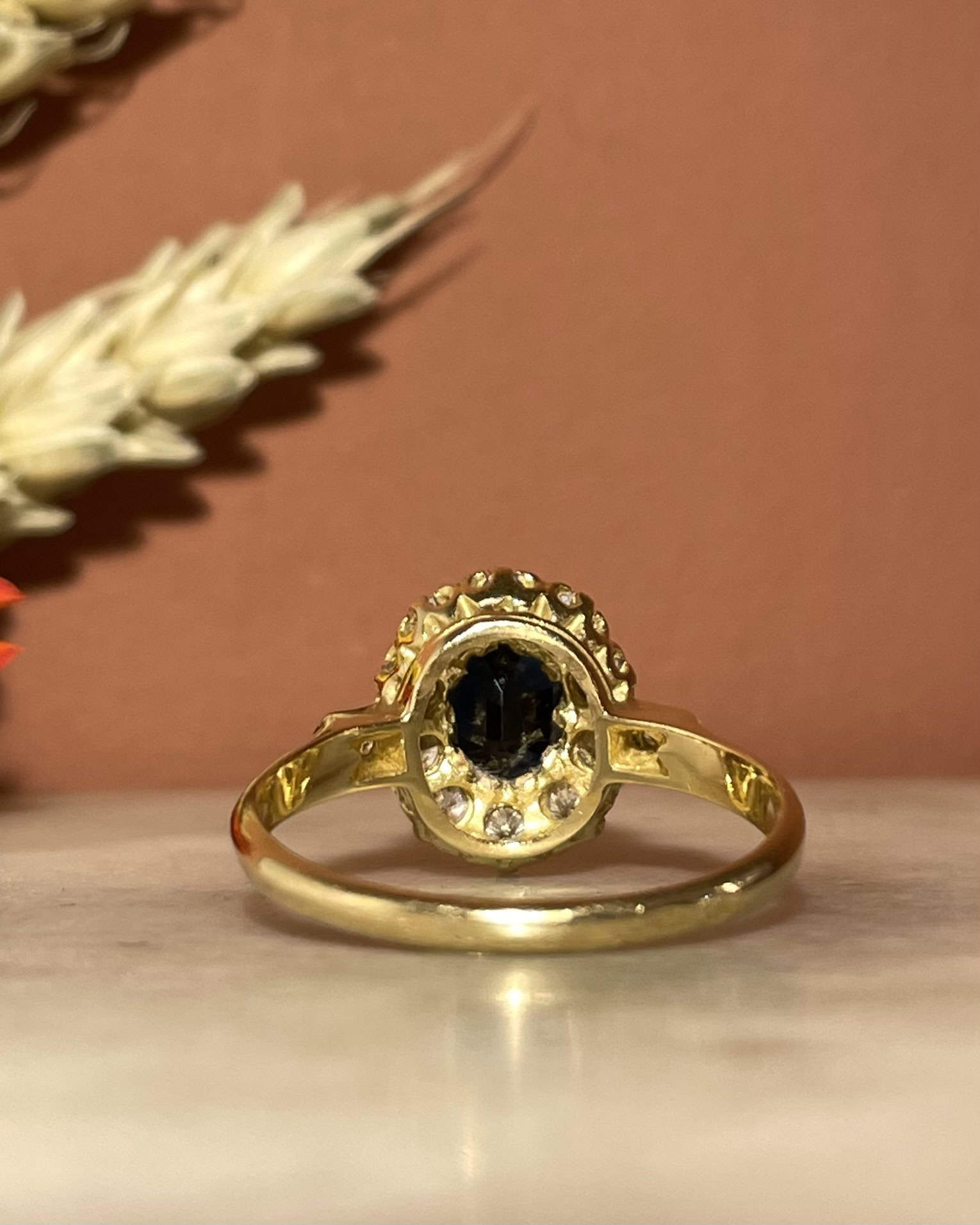 Bague Marguerite Saphir 1.20 carat &amp; 12 Diamants "Rosekelly" - Elliade Paris