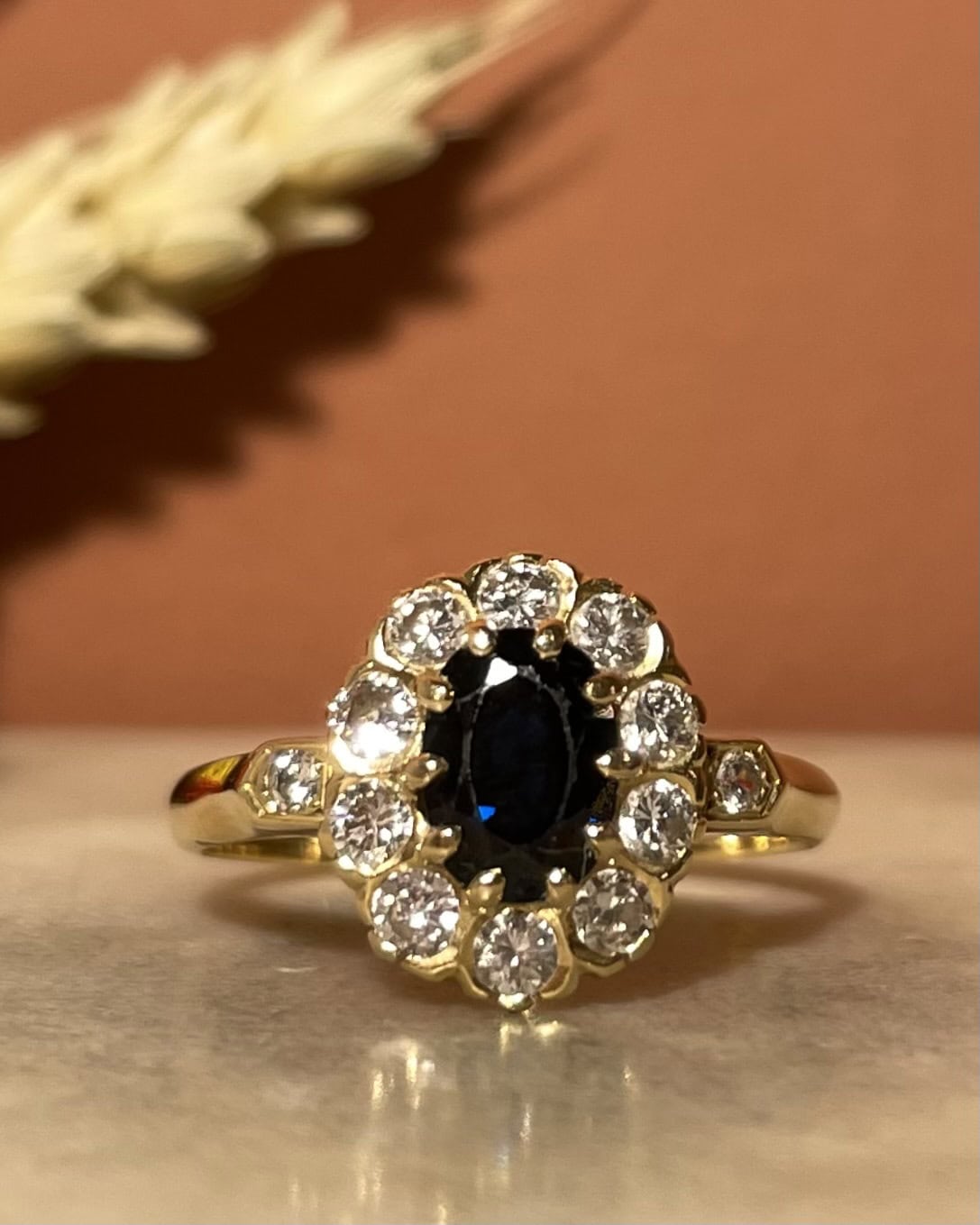 Bague Marguerite Saphir 1.20 carat &amp; 12 Diamants &quot;Rosekelly&quot; - Elliade Paris