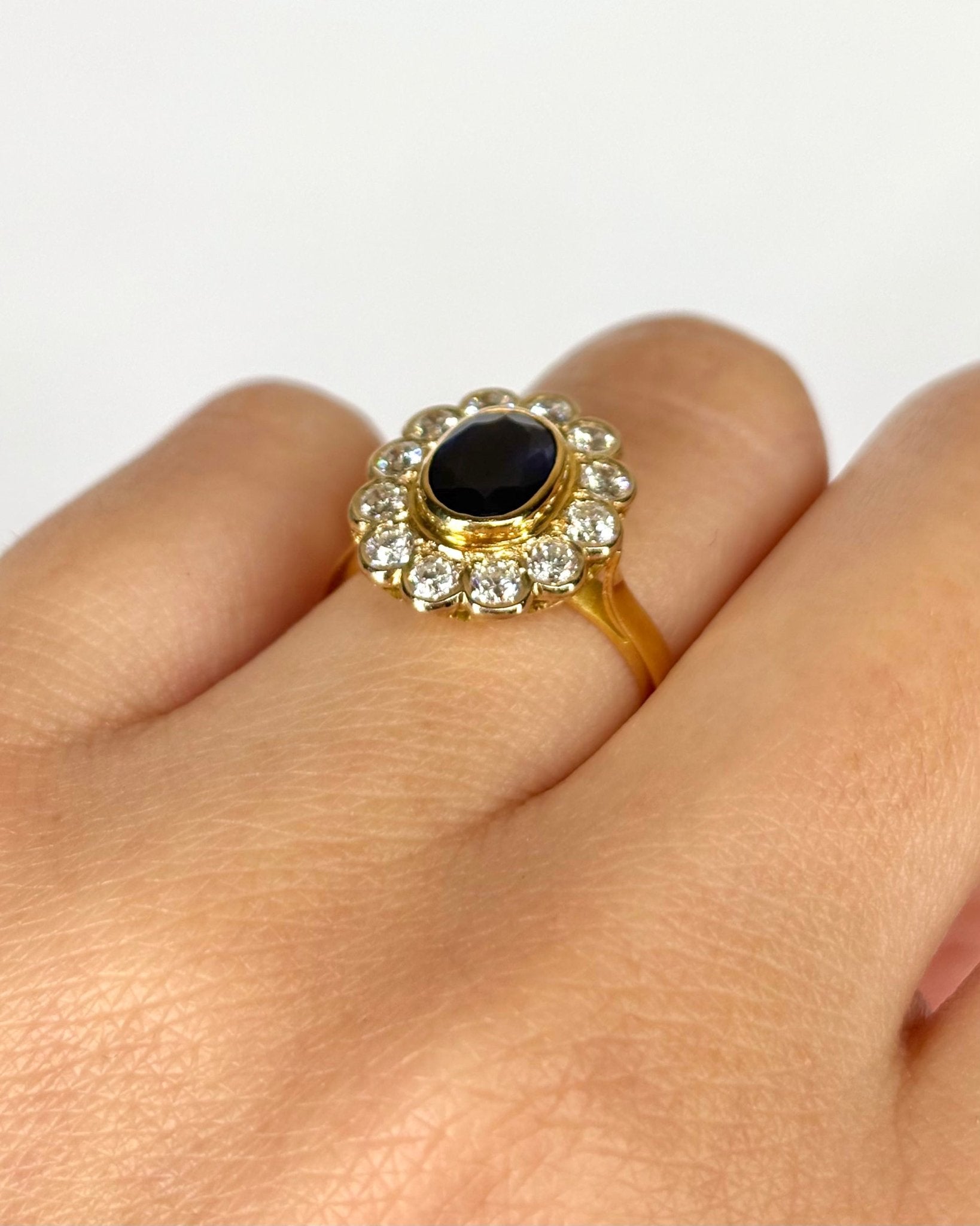 Bague Marguerite Saphir 1.20 carat &amp; 12 Diamants "Sabine" - Elliade Paris