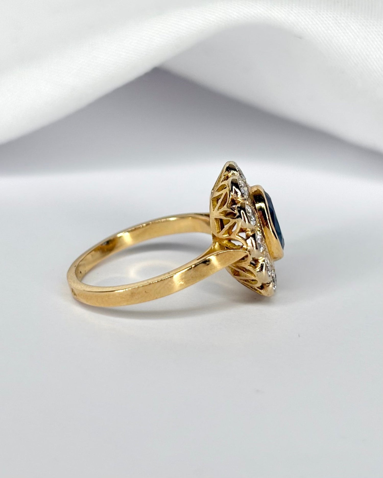 Bague Marguerite Saphir 1.20 carat &amp; 12 Diamants "Sabine" - Elliade Paris