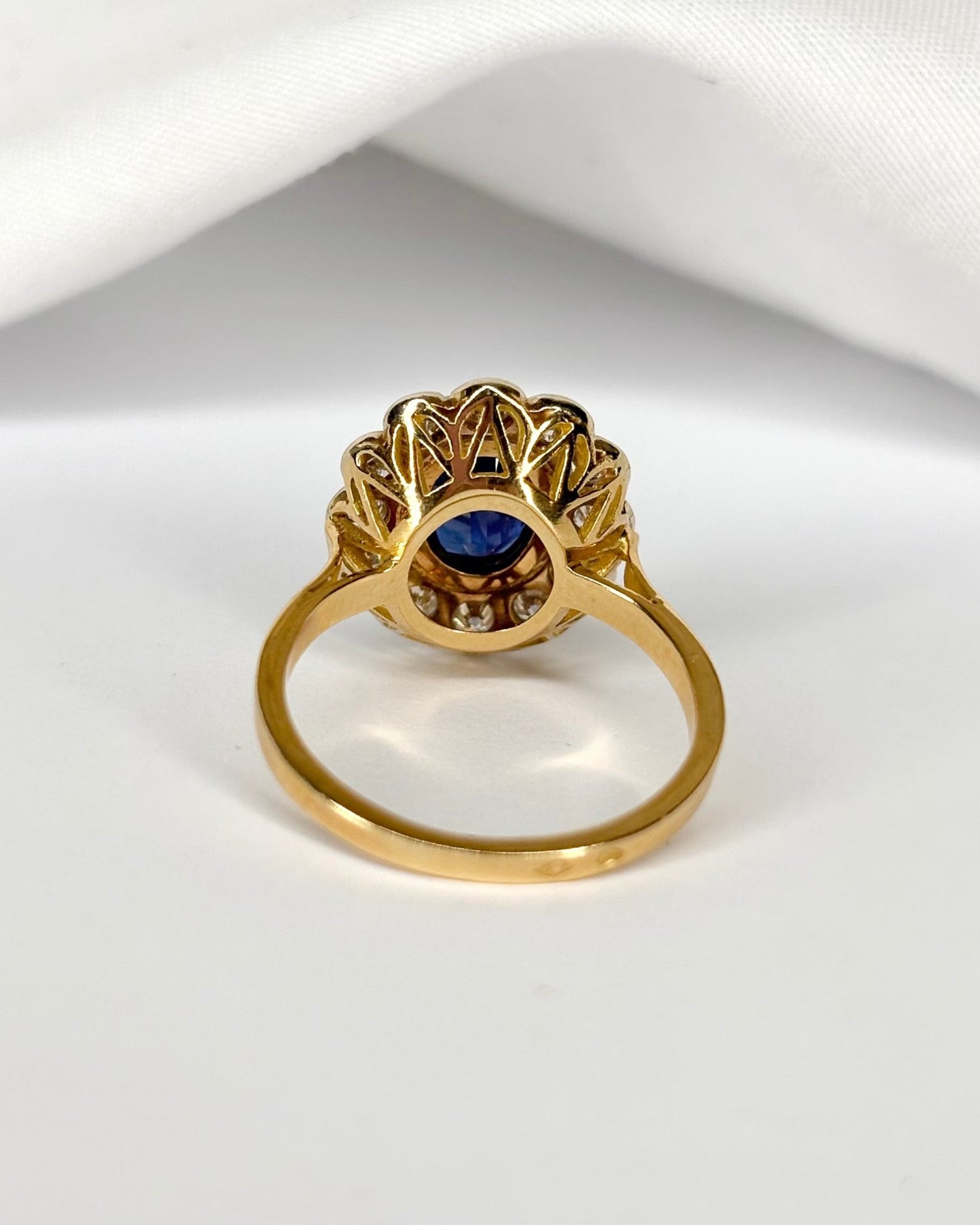 Bague Marguerite Saphir 1.20 carat &amp; 12 Diamants "Sabine" - Elliade Paris