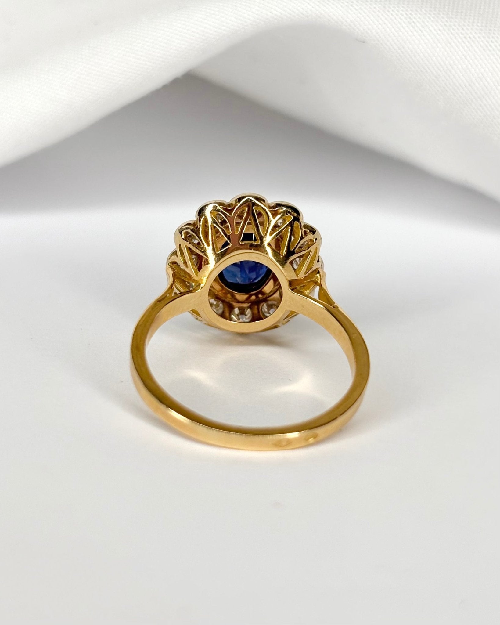 Bague Marguerite Saphir 1.20 carat &amp; 12 Diamants "Sabine" - Elliade Paris