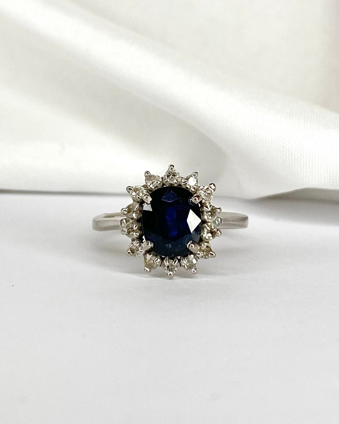 Bague Marguerite Saphir 1.20 carat &amp; 14 Diamants &quot;Gina&quot; - Elliade Paris