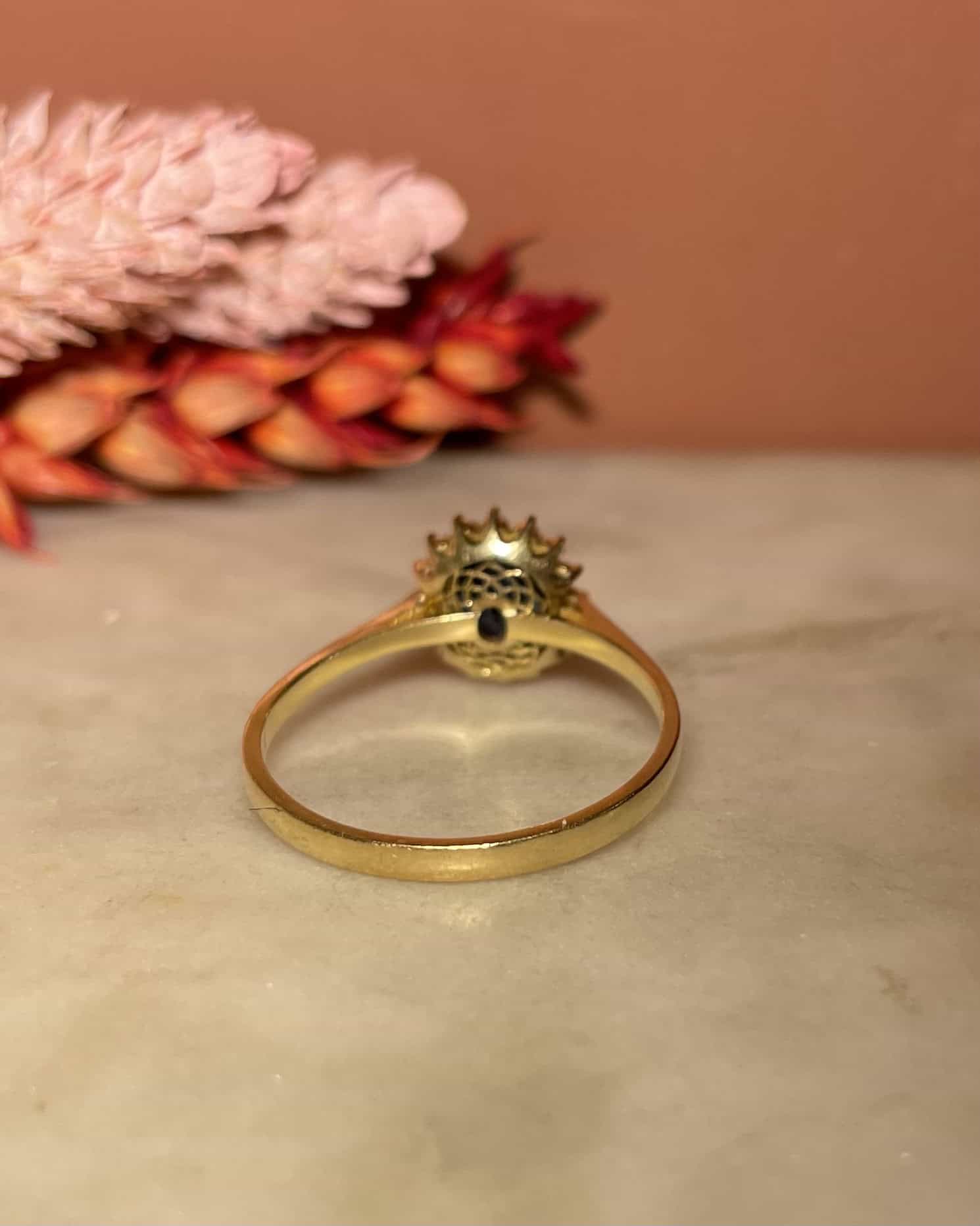 Bague Marguerite Saphir 1.20 carat &amp; 16 Diamants &quot;Siana&quot; - Elliade Paris