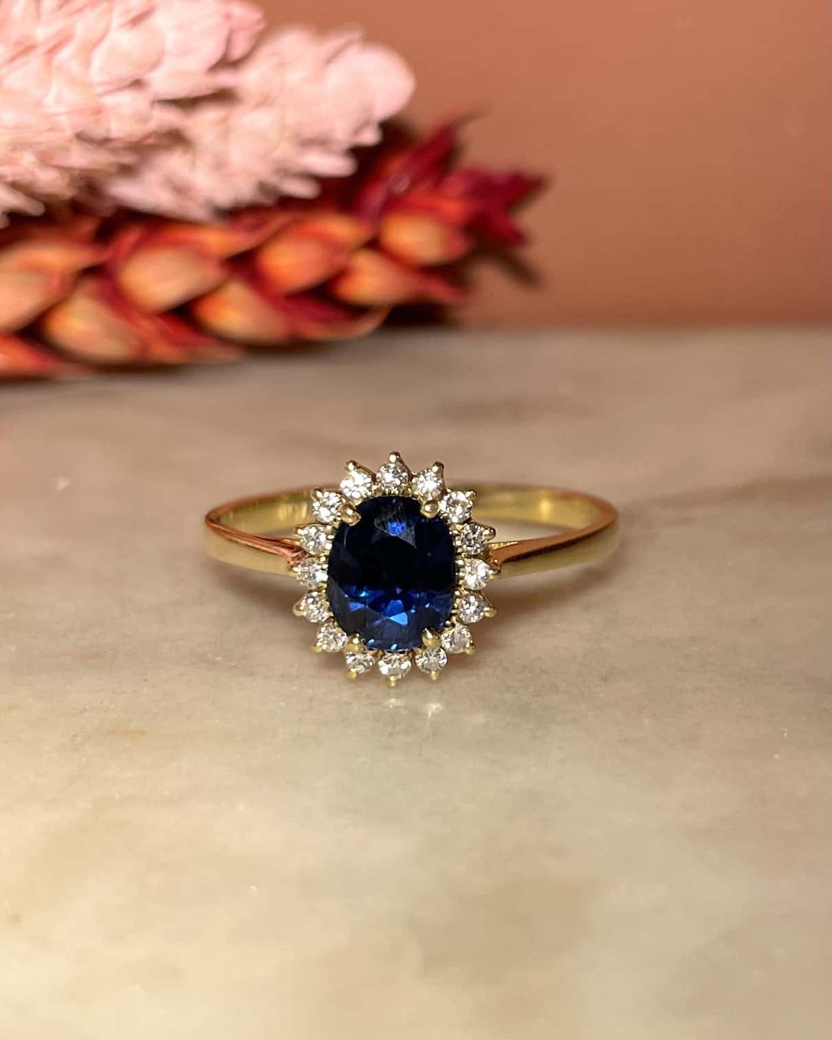 Bague Marguerite Saphir 1.20 carat &amp; 16 Diamants "Siana" - Elliade Paris