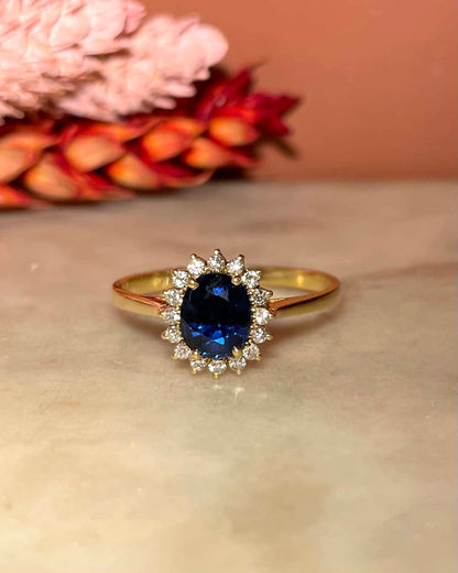 Bague Marguerite Saphir 1.20 carat &amp; 16 Diamants &quot;Siana&quot; - Elliade Paris