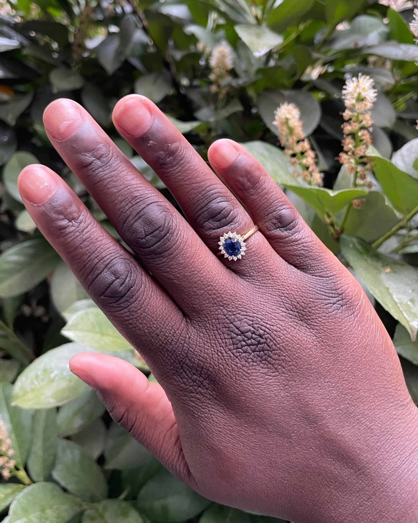 Bague Marguerite Saphir 1.20 carat &amp; 16 Diamants "Siana" - Elliade Paris