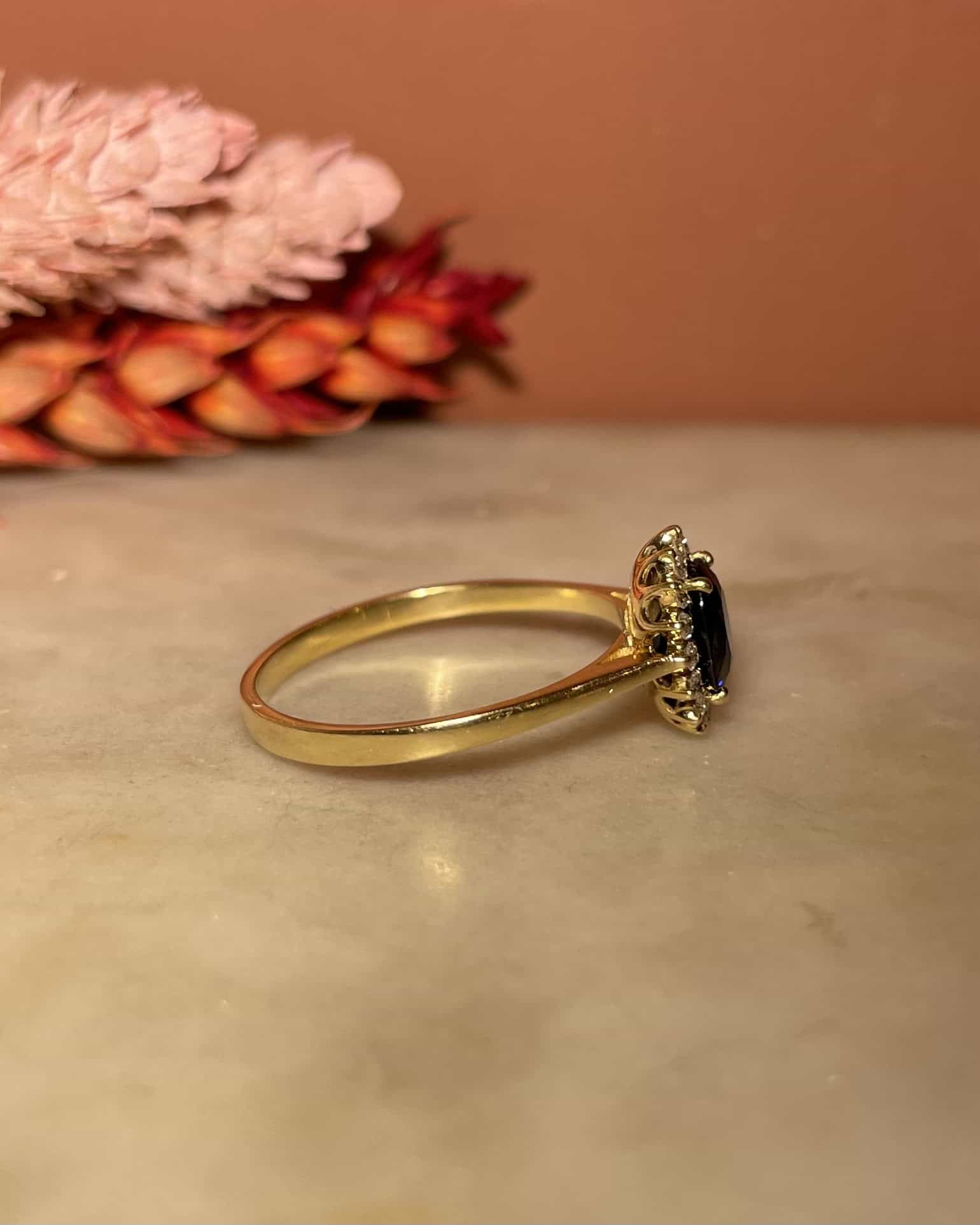 Bague Marguerite Saphir 1.20 carat &amp; 16 Diamants &quot;Siana&quot; - Elliade Paris