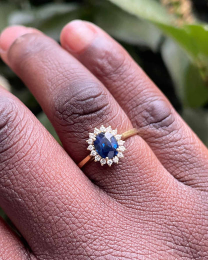 Bague Marguerite Saphir 1.20 carat &amp; 16 Diamants &quot;Siana&quot; - Elliade Paris