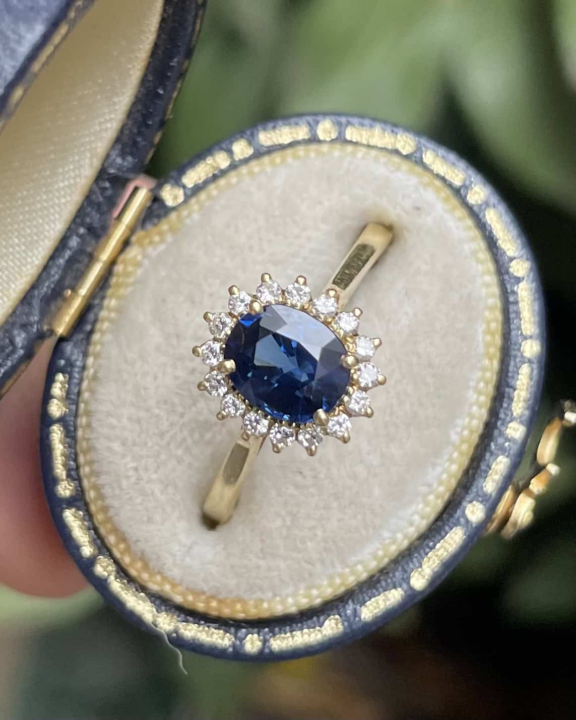 Bague Marguerite Saphir 1.20 carat &amp; 16 Diamants "Siana" - Elliade Paris