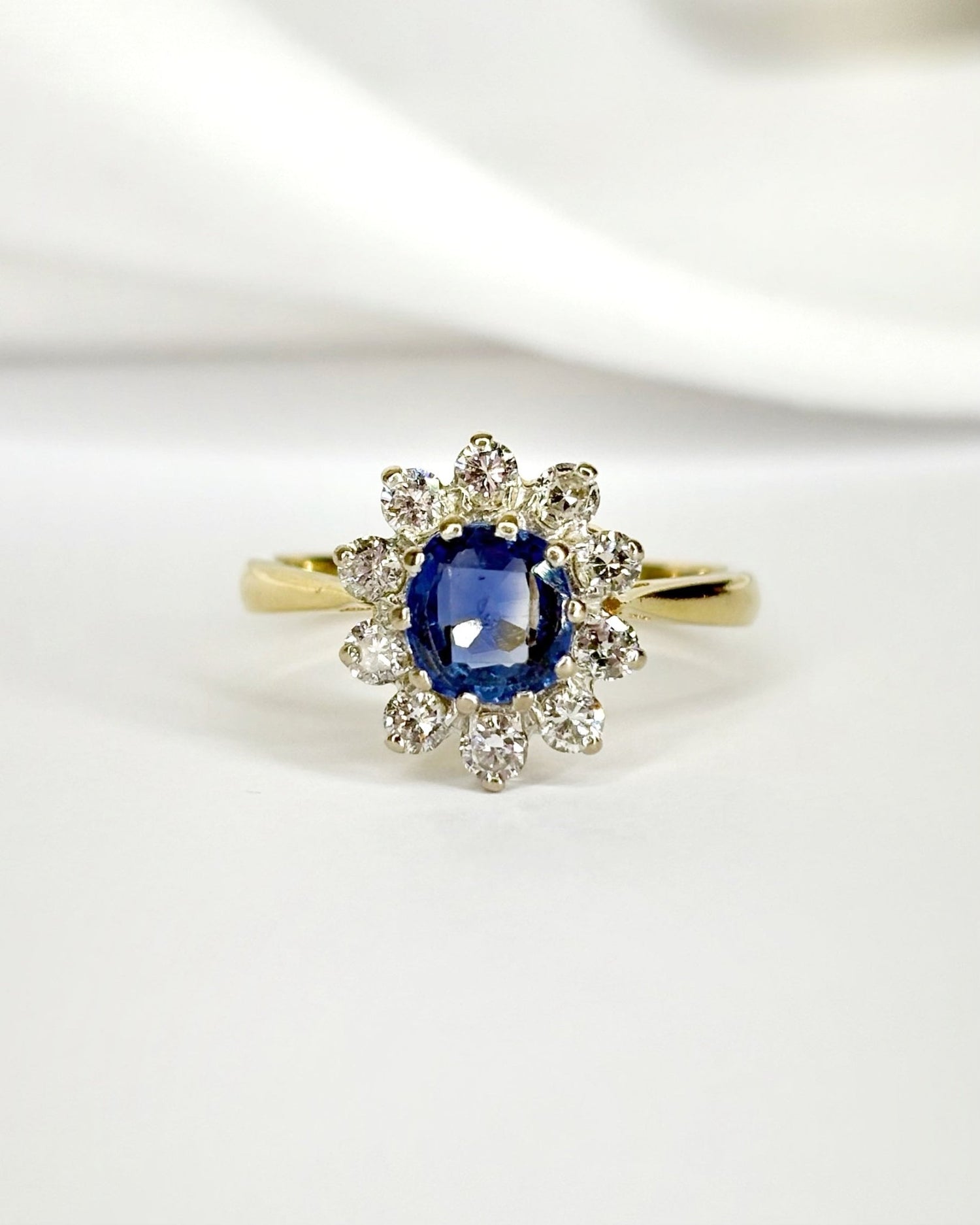 Bague Marguerite Saphir 1.20 carat &amp; Diamants 0.40 carat "Elisabeth" - Elliade Paris