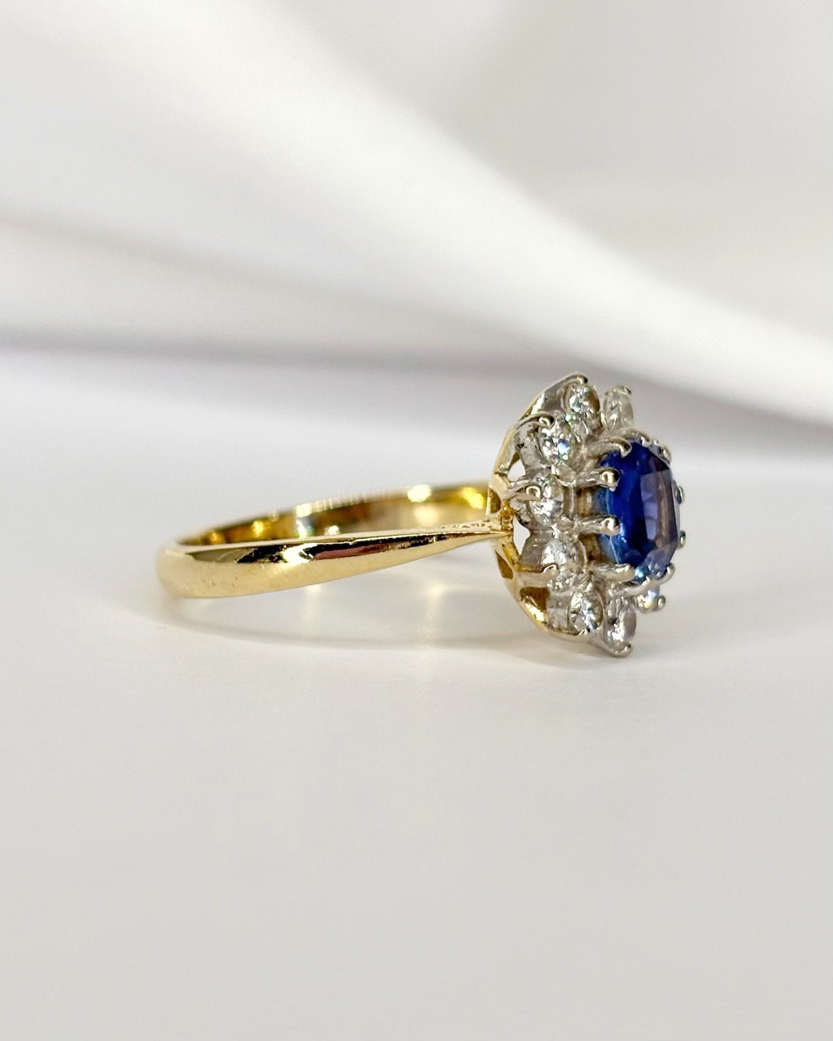 Bague Marguerite Saphir 1.20 carat &amp; Diamants 0.40 carat "Elisabeth" - Elliade Paris