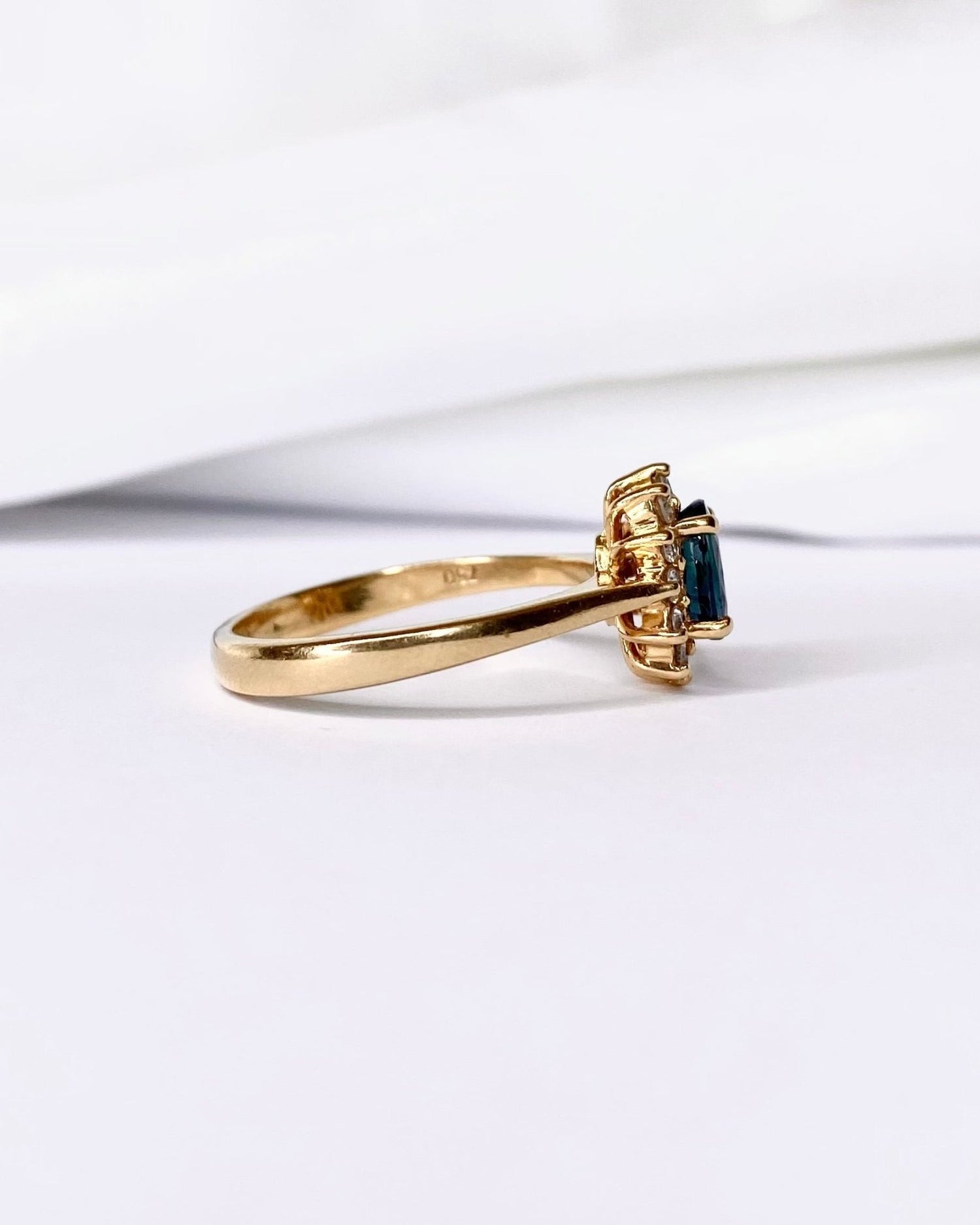 Bague Marguerite Saphir 1.20 carat &amp; Diamants "Bonnie" - Elliade Paris