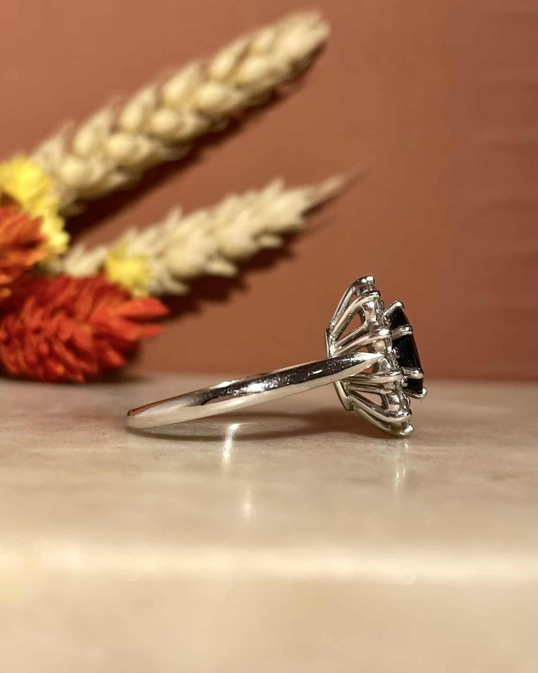 Bague Marguerite Saphir 1.20 carat &amp; Diamants &quot;Leila&quot; - Elliade Paris