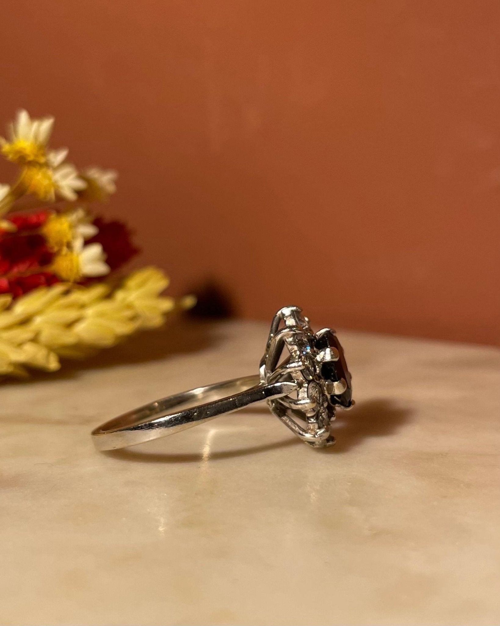Bague Marguerite Saphir 1.20 carat &amp; Diamants "Noah" - Elliade Paris