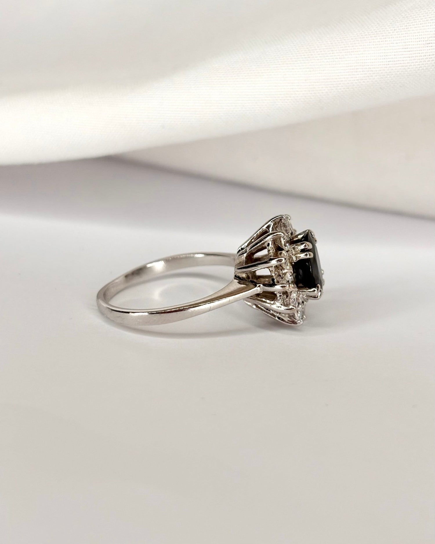 Bague Marguerite Saphir 1.20 carat &amp; Diamants "Valentine" - Elliade Paris