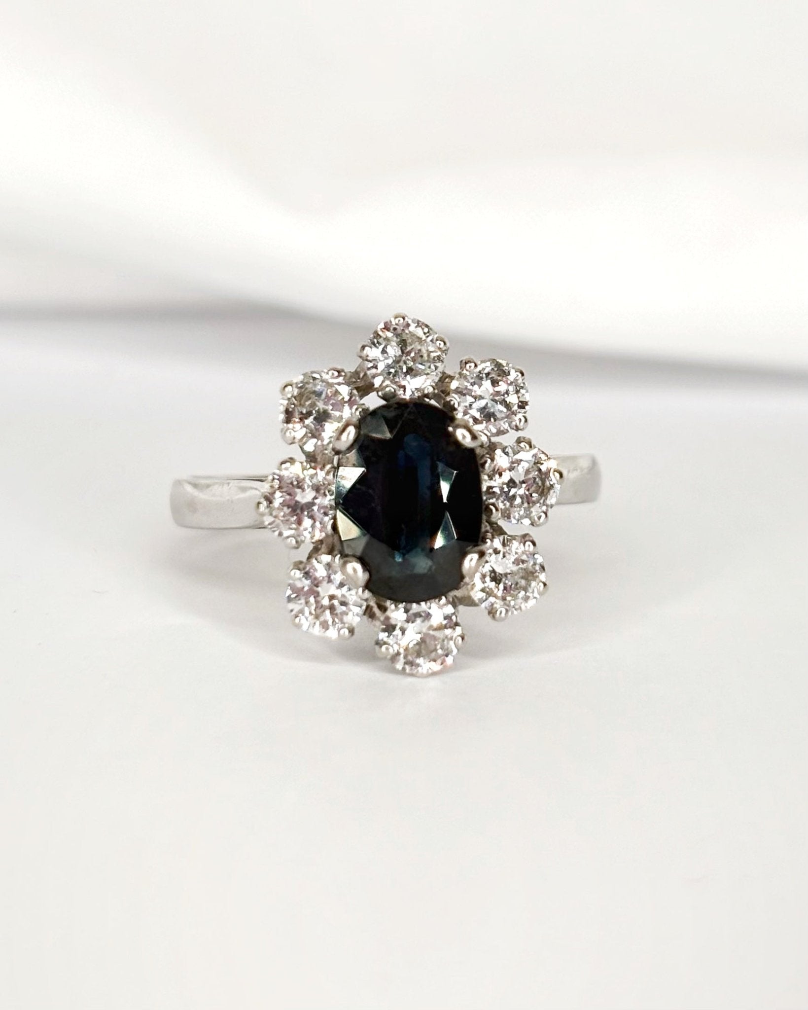 Bague Marguerite Saphir 1.24 carat &amp; Diamants 0.80 carat "Linda" - Elliade Paris